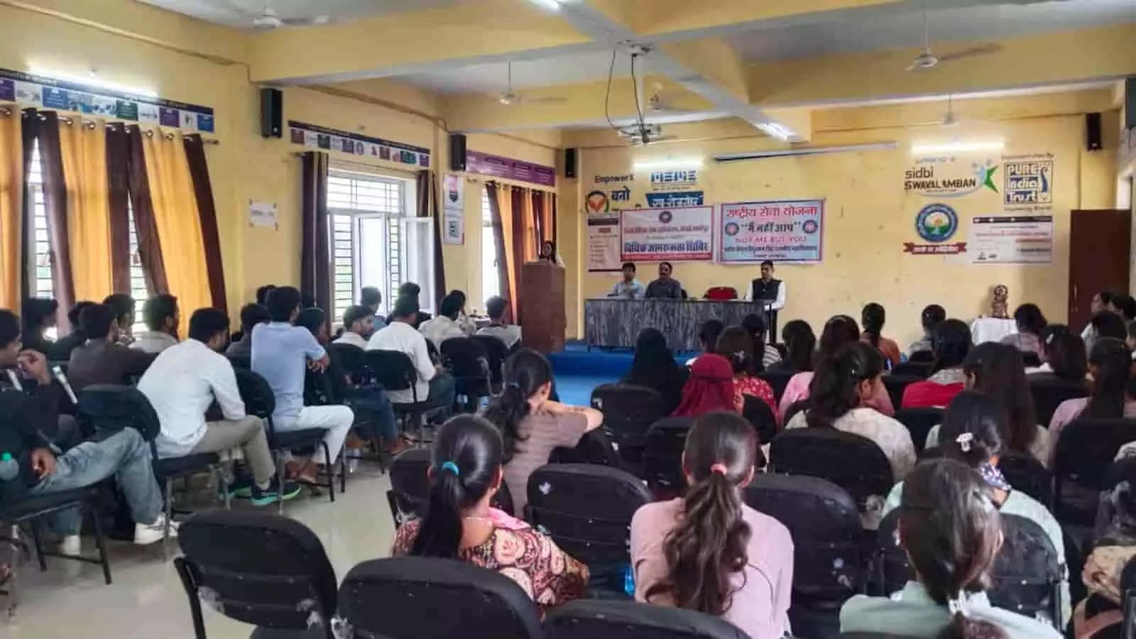 तस्वीर में दिख रहे हाल में मंच पर बैठे अतिथि और सामने उपस्थित विद्यार्थी। तस्वीर में दिख रहे हाल में मंच पर बैठे अतिथि और सामने उपस्थित विद्यार्थी।