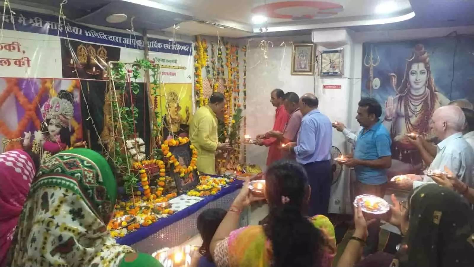 तस्वीर में खेरवाड़ा के मंदिर में दीप प्रज्वलित कर महाआरती करते हुए श्रद्धालु दिख रहे हैं. तस्वीर में खेरवाड़ा के मंदिर में दीप प्रज्वलित कर महाआरती करते हुए श्रद्धालु दिख रहे हैं.