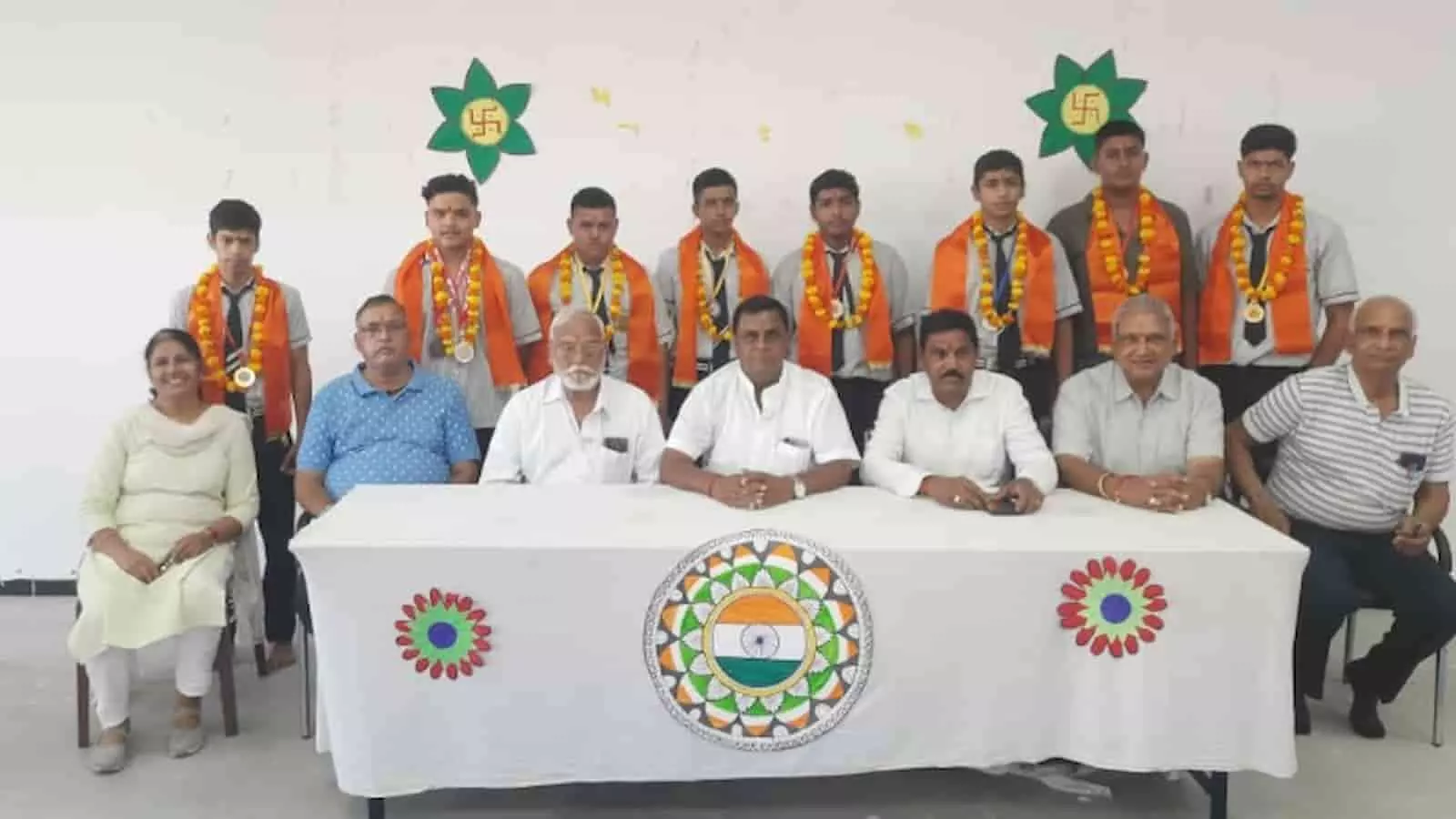 तस्वीर में विद्यालय के पदक विजेता छात्र और शिक्षक अभिनंदन समारोह के दौरान नजर आ रहे हैं। तस्वीर में विद्यालय के पदक विजेता छात्र और शिक्षक अभिनंदन समारोह के दौरान नजर आ रहे हैं।