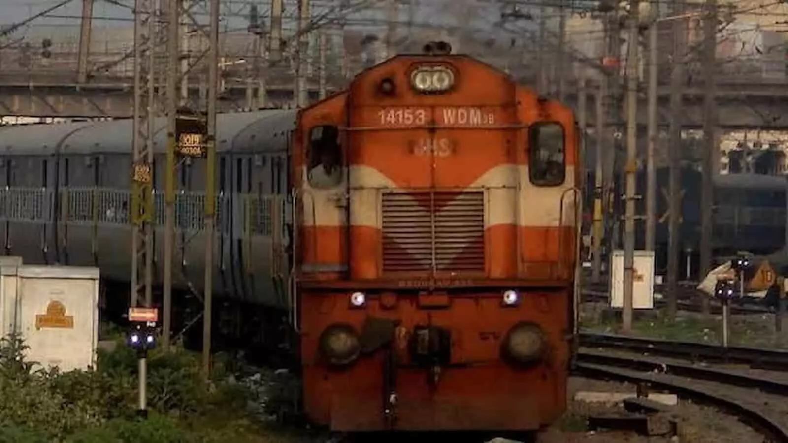 तस्वीर में रेलवे ट्रैक पर खड़ी कानपुर सेंट्रल-आनंद विहार ट्रेन दिख रही है। तस्वीर में रेलवे ट्रैक पर खड़ी कानपुर सेंट्रल-आनंद विहार ट्रेन दिख रही है।