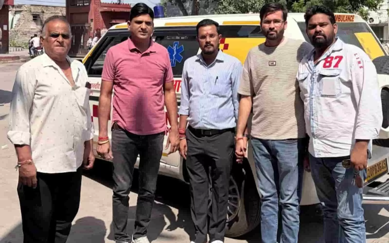 तस्वीर में बाएं से दाएं एम्बुलेंस के आगे खड़े पांच पुरुष दिखाई दे रहे हैं। तस्वीर में बाएं से दाएं एम्बुलेंस के आगे खड़े पांच पुरुष दिखाई दे रहे हैं।