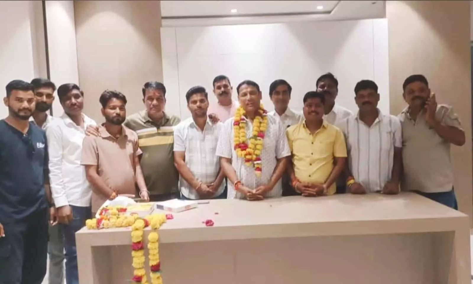 तस्वीर में फूलों की माला पहने प्रमोद जैन भाया अपने समर्थकों और पार्षदों के साथ कमरे में खड़े हैं। तस्वीर में फूलों की माला पहने प्रमोद जैन भाया अपने समर्थकों और पार्षदों के साथ कमरे में खड़े हैं।