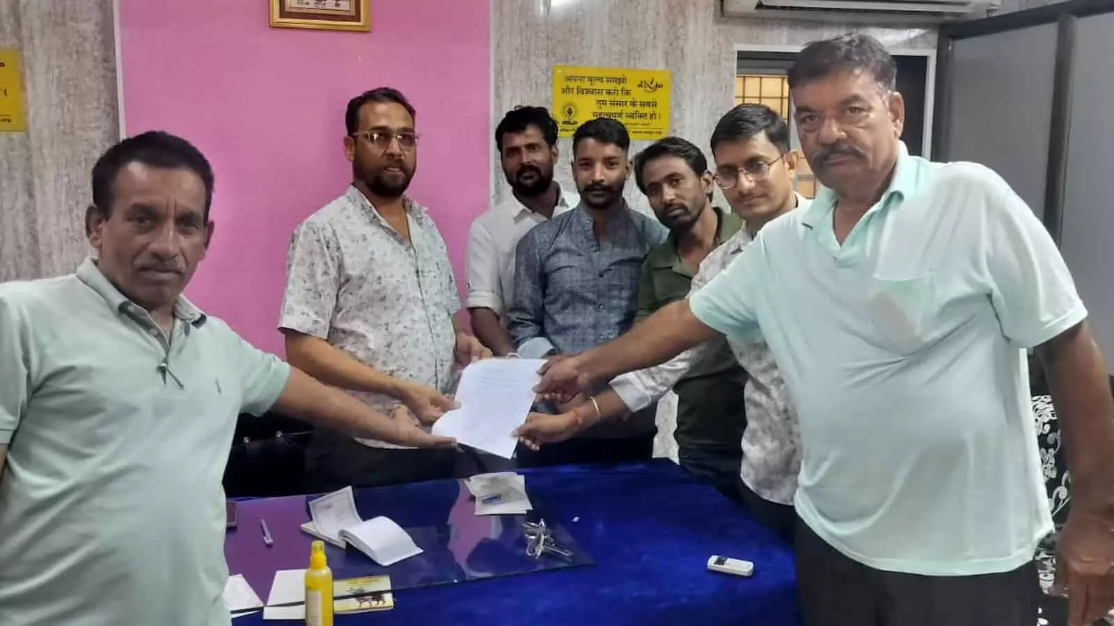 ग्राम पंचायत रायपुर कार्यालय में निविदा दस्तावेज के साथ खड़े संवेदक और ग्रामीण। ग्राम पंचायत रायपुर कार्यालय में निविदा दस्तावेज के साथ खड़े संवेदक और ग्रामीण।