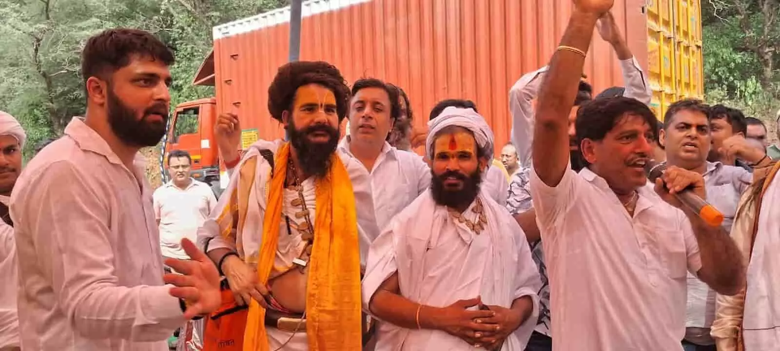 तस्वीर में दिख रहे साधु-संत और भक्त हाथ उठाकर माइक पर भजन-कीर्तन करते नजर आ रहे हैं। तस्वीर में दिख रहे साधु-संत और भक्त हाथ उठाकर माइक पर भजन-कीर्तन करते नजर आ रहे हैं।