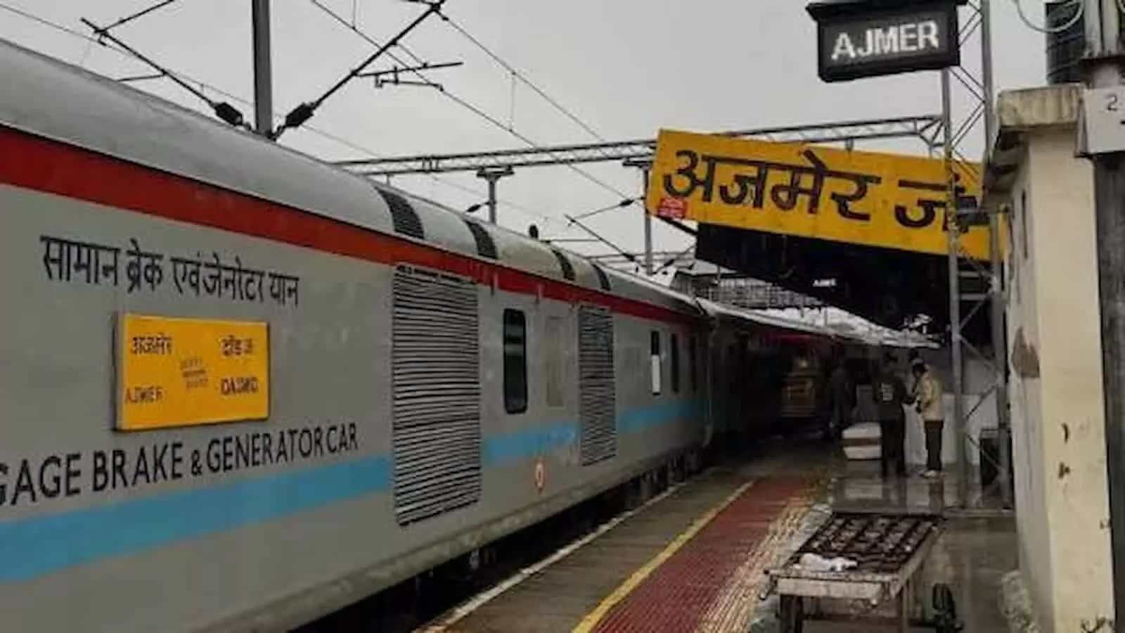 तस्वीर में अजमेर रेलवे स्टेशन पर प्लेटफॉर्म पर खड़ी ट्रेन दिख रही है। तस्वीर में अजमेर रेलवे स्टेशन पर प्लेटफॉर्म पर खड़ी ट्रेन दिख रही है।