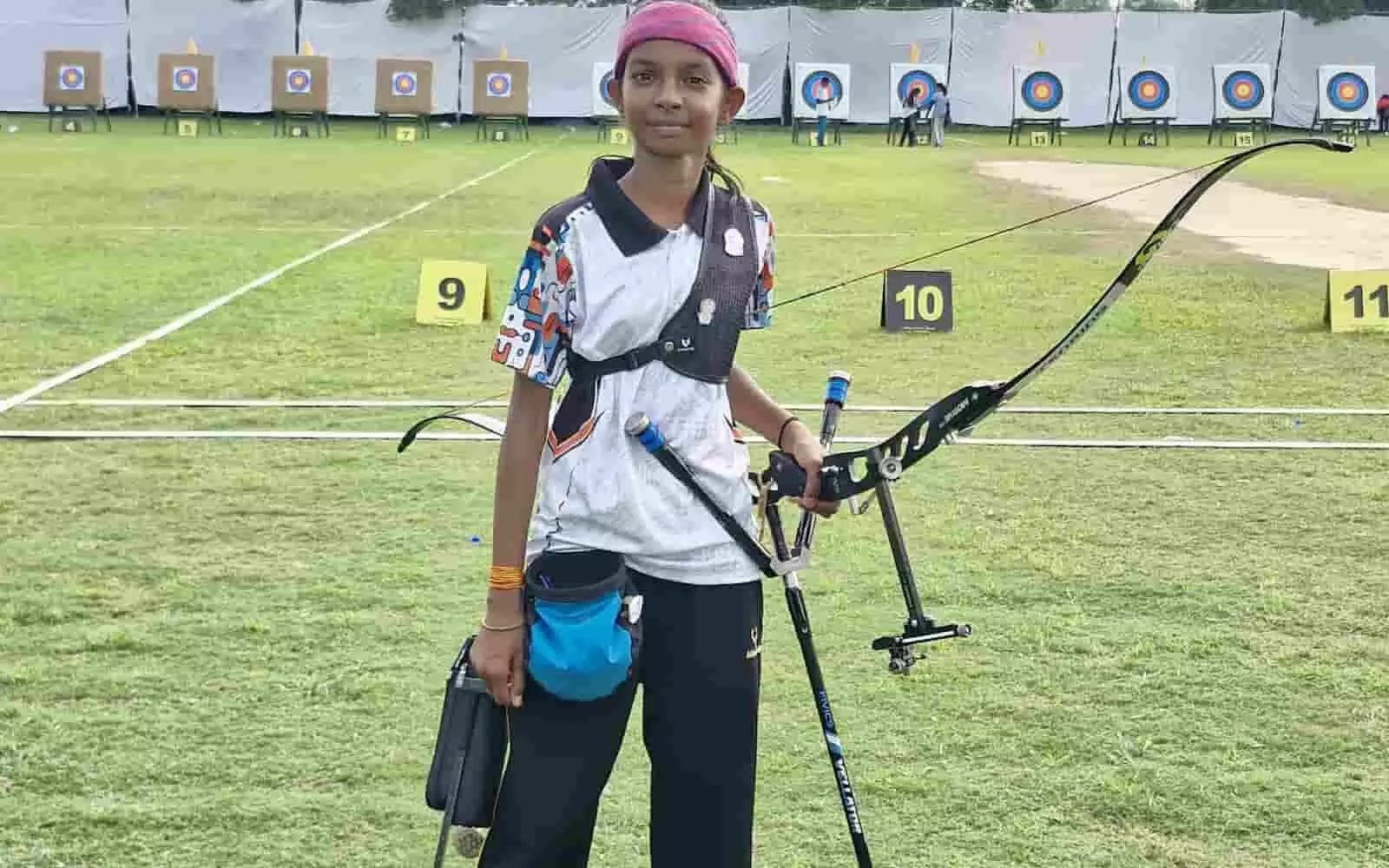 तीरंदाजी मैदान में धनुष और खेल उपकरण थामे नित्य श्री अहारी खड़ी दिख रही हैं। तीरंदाजी मैदान में धनुष और खेल उपकरण थामे नित्य श्री अहारी खड़ी दिख रही हैं।
