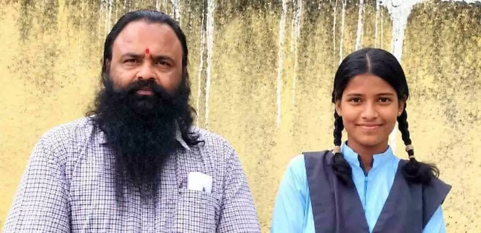 तस्वीर में बाईं ओर कोच भारत भूषण जोशी और दाईं ओर छात्रा भावना मीणा खड़ी हैं। तस्वीर में बाईं ओर कोच भारत भूषण जोशी और दाईं ओर छात्रा भावना मीणा खड़ी हैं।