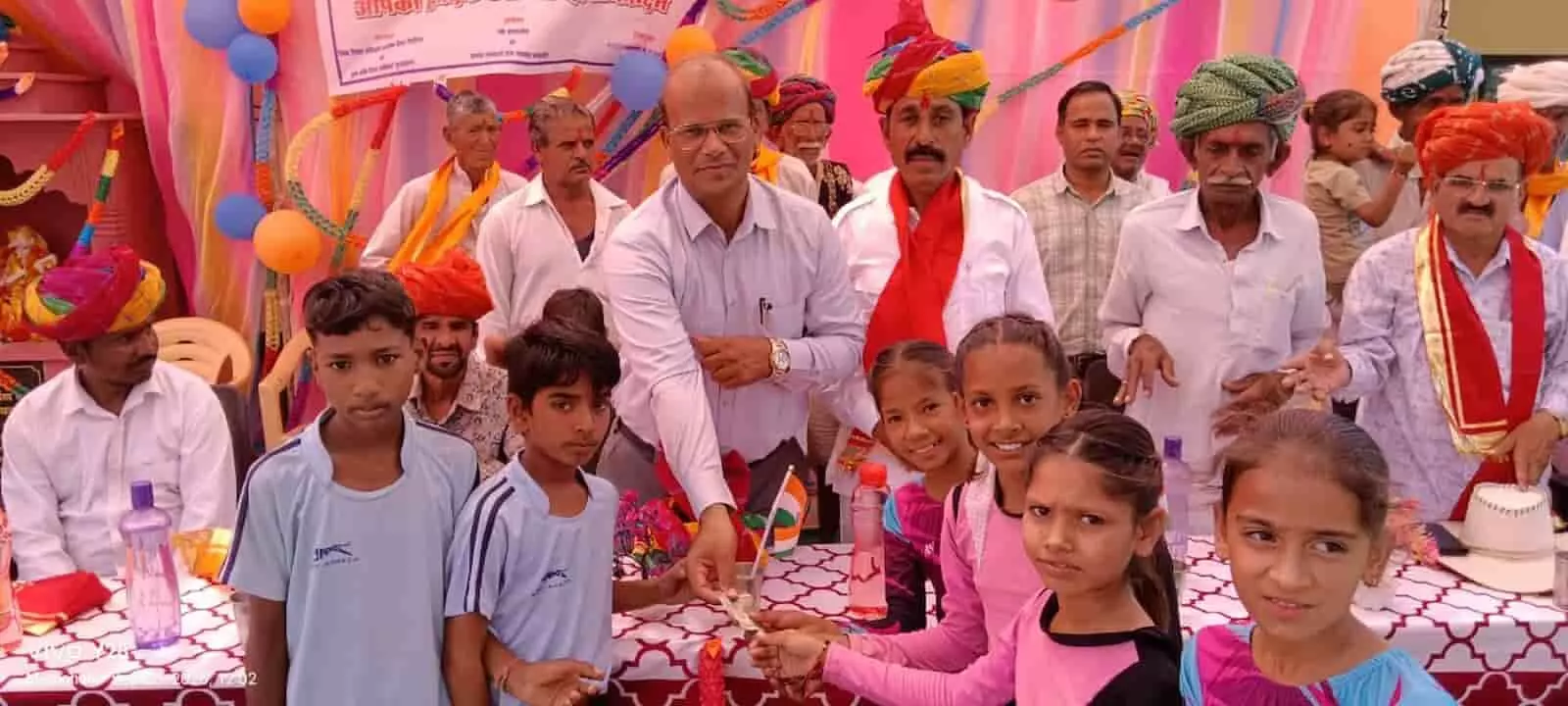 तस्वीर में कानड़खेड़ा के स्कूल में खेल प्रतियोगिता के दौरान अतिथि और बच्चे खड़े हैं। तस्वीर में कानड़खेड़ा के स्कूल में खेल प्रतियोगिता के दौरान अतिथि और बच्चे खड़े हैं।