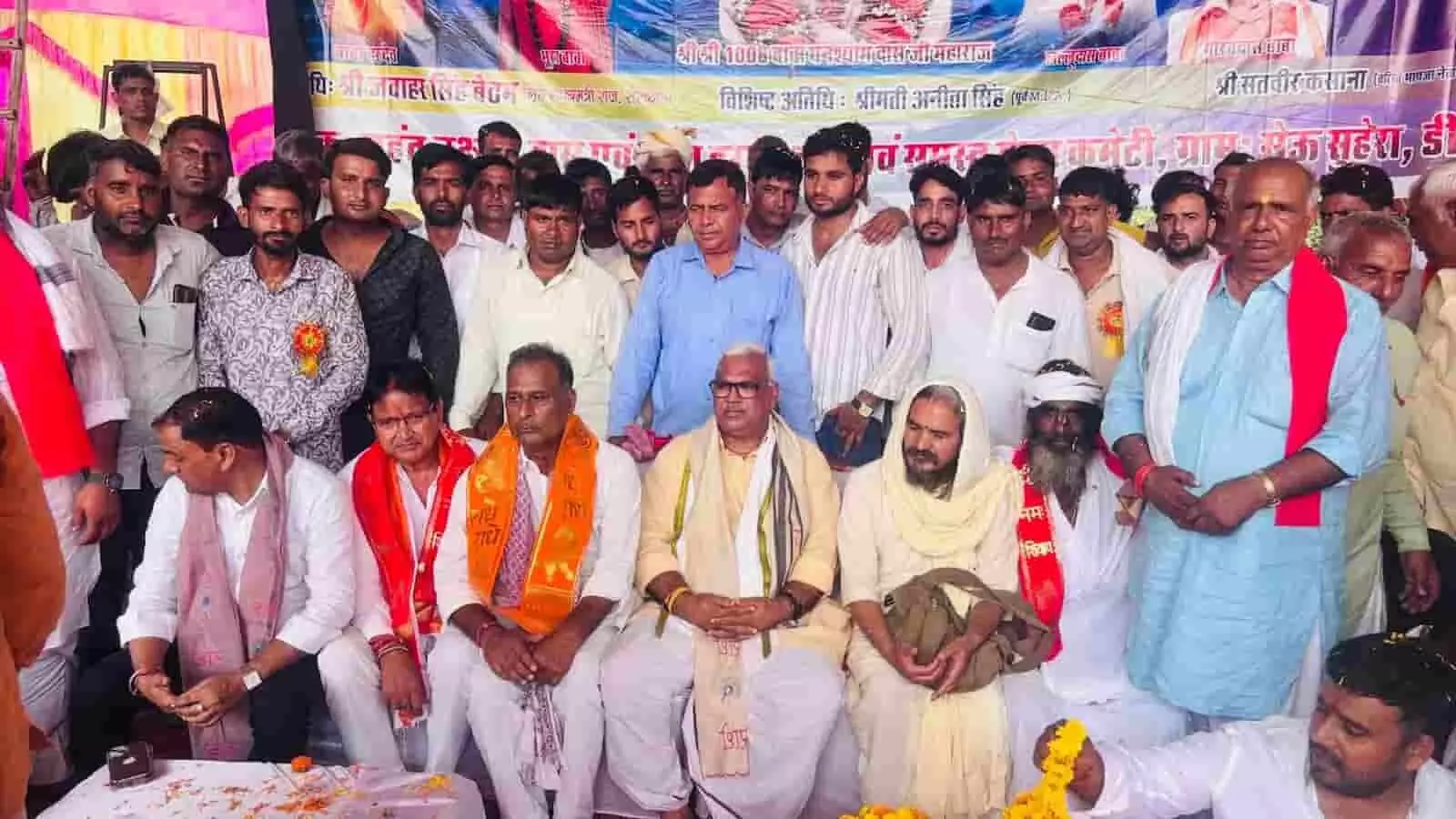 तस्वीर में जड़खोर धाम मेले के दौरान गृह राज्य मंत्री जवाहर सिंह बेढ़म और श्रद्धालु नजर आ रहे हैं। तस्वीर में जड़खोर धाम मेले के दौरान गृह राज्य मंत्री जवाहर सिंह बेढ़म और श्रद्धालु नजर आ रहे हैं।