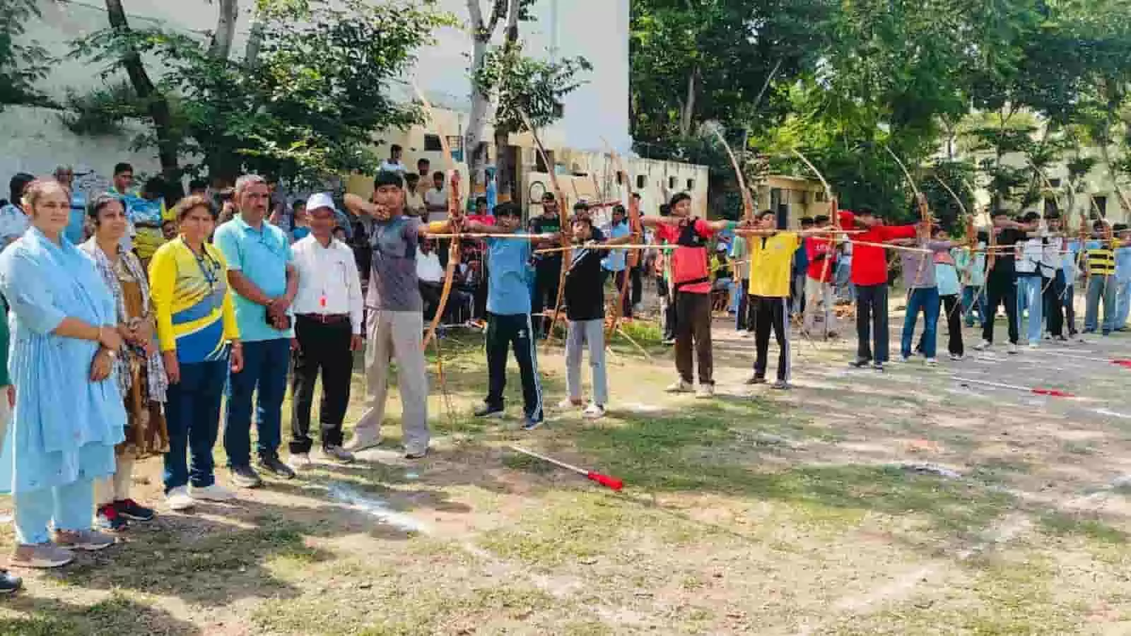 मैदान में तीरंदाजी प्रतियोगिता के दौरान निशाना साधते खिलाड़ी. मैदान में तीरंदाजी प्रतियोगिता के दौरान निशाना साधते खिलाड़ी.