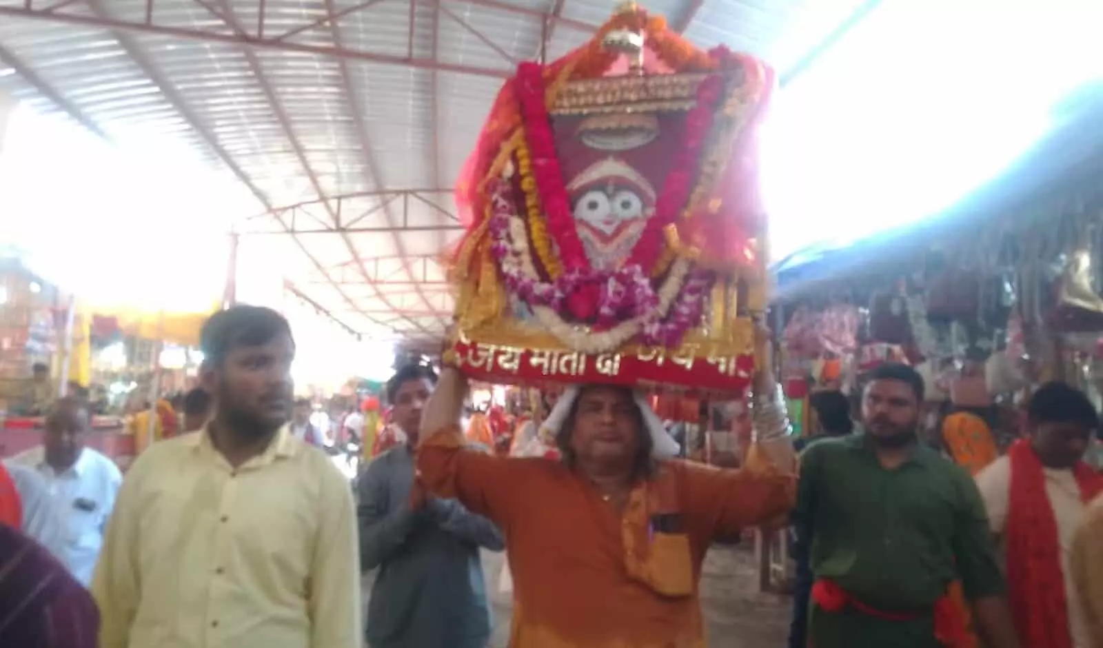 गंगापुर सिटी में बिजासन माता की यात्रा के दौरान माता का रथ सिर पर ले जाता श्रद्धालु। गंगापुर सिटी में बिजासन माता की यात्रा के दौरान माता का रथ सिर पर ले जाता श्रद्धालु।