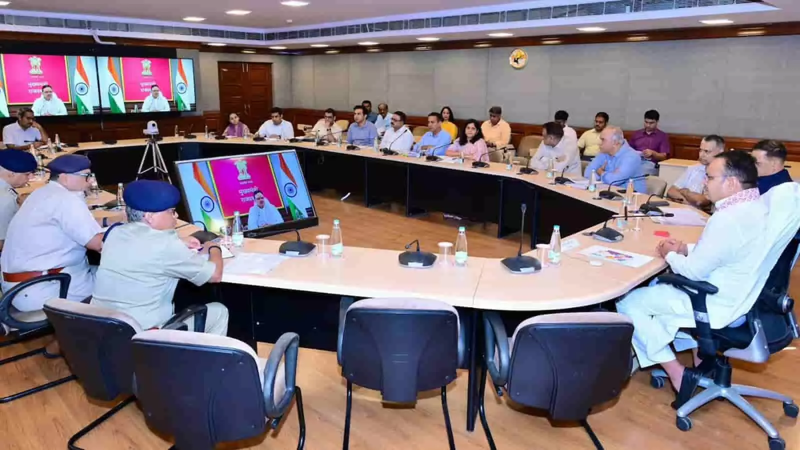तस्वीर में मुख्यमंत्री कार्यालय में अधिकारियों के साथ बैठक करते हुए लोग नजर आ रहे हैं। तस्वीर में मुख्यमंत्री कार्यालय में अधिकारियों के साथ बैठक करते हुए लोग नजर आ रहे हैं।