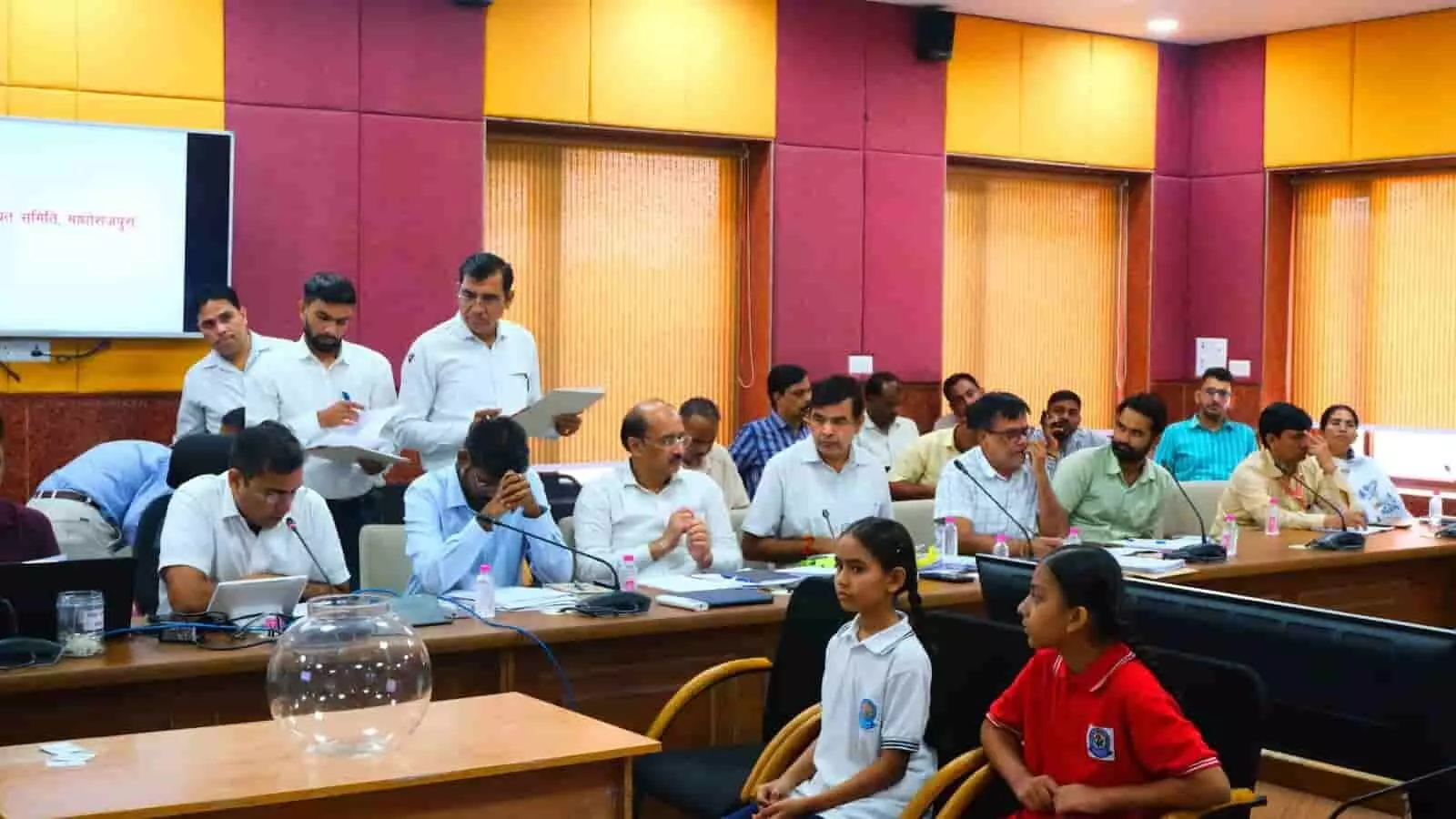 तस्वीर में कलेक्ट्रेट सभागार में पंचायत समिति आरक्षण लॉटरी प्रक्रिया के दौरान बैठे अधिकारी और छात्राएं। तस्वीर में कलेक्ट्रेट सभागार में पंचायत समिति आरक्षण लॉटरी प्रक्रिया के दौरान बैठे अधिकारी और छात्राएं।