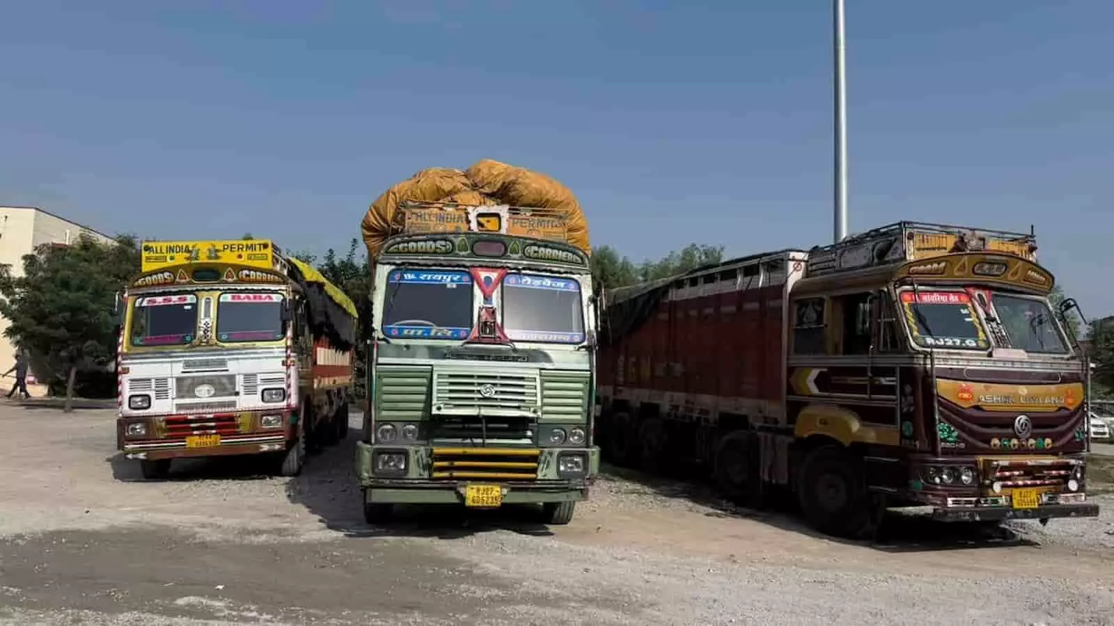 तस्वीर में निम्बाहेड़ा पुलिस द्वारा जब्त किए गए तीन बड़े ट्रक एक साथ मैदान में खड़े हैं। तस्वीर में निम्बाहेड़ा पुलिस द्वारा जब्त किए गए तीन बड़े ट्रक एक साथ मैदान में खड़े हैं।
