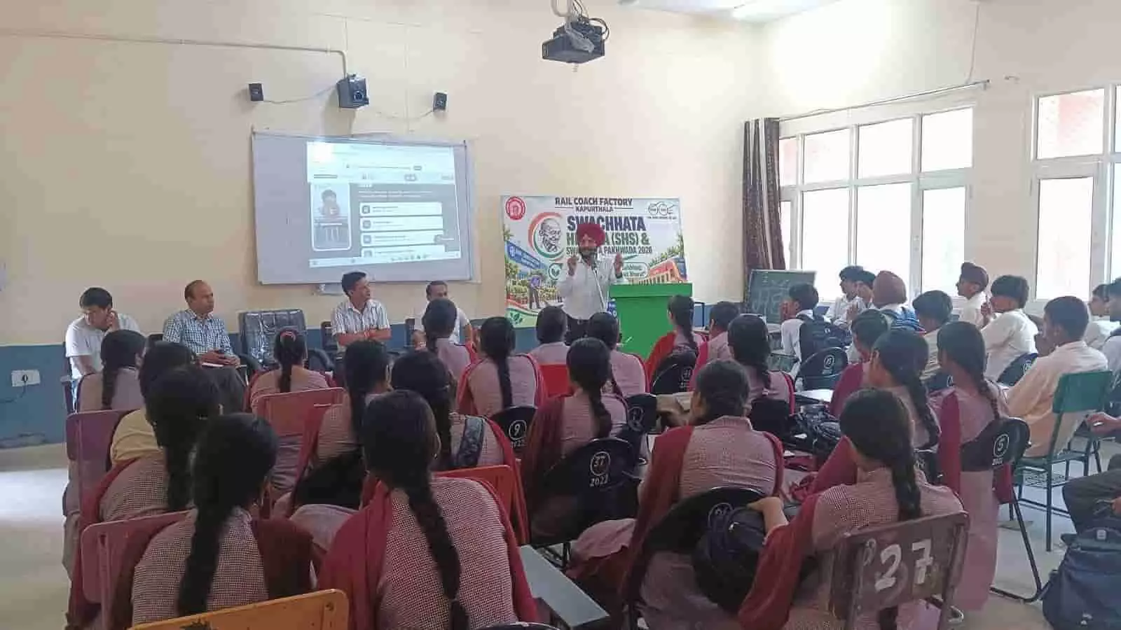 तस्वीर में रेल डिब्बा कारखाना कपूरथला के स्कूल में स्वच्छता जागरूकता सत्र के दौरान बैठे छात्र दिख रहे हैं। तस्वीर में रेल डिब्बा कारखाना कपूरथला के स्कूल में स्वच्छता जागरूकता सत्र के दौरान बैठे छात्र दिख रहे हैं।