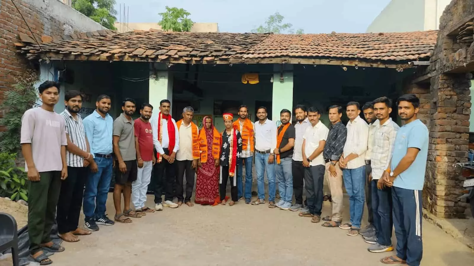 तस्वीर में पारंपरिक पहनावे में स्वागत के दौरान खड़ी छात्रा नीतू कुमावत और आसपास खड़े लोग। तस्वीर में पारंपरिक पहनावे में स्वागत के दौरान खड़ी छात्रा नीतू कुमावत और आसपास खड़े लोग।