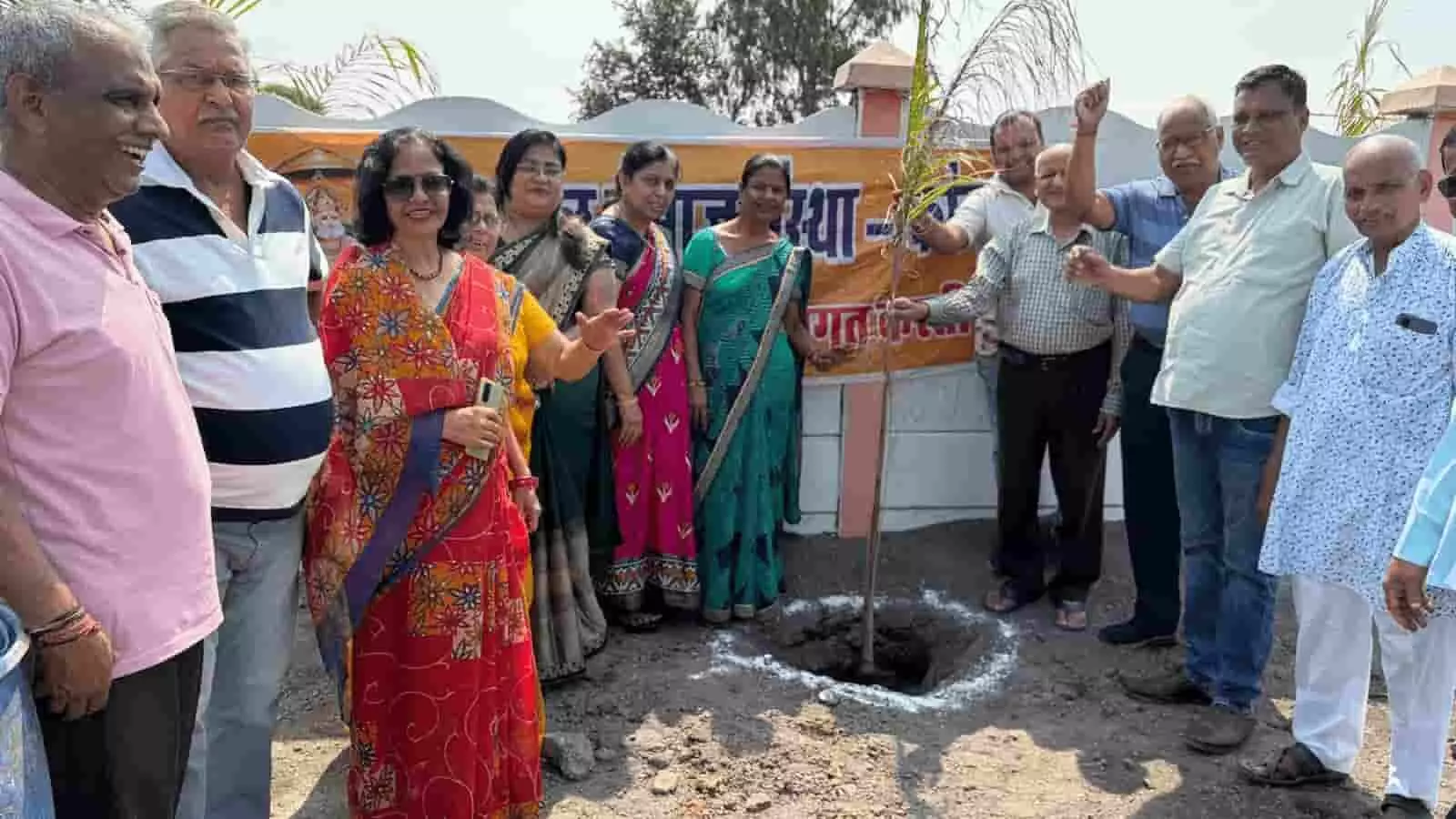 तस्वीर में कोटा में पौधरोपण कार्यक्रम के दौरान पौधे के पास खड़े लोग। तस्वीर में कोटा में पौधरोपण कार्यक्रम के दौरान पौधे के पास खड़े लोग।