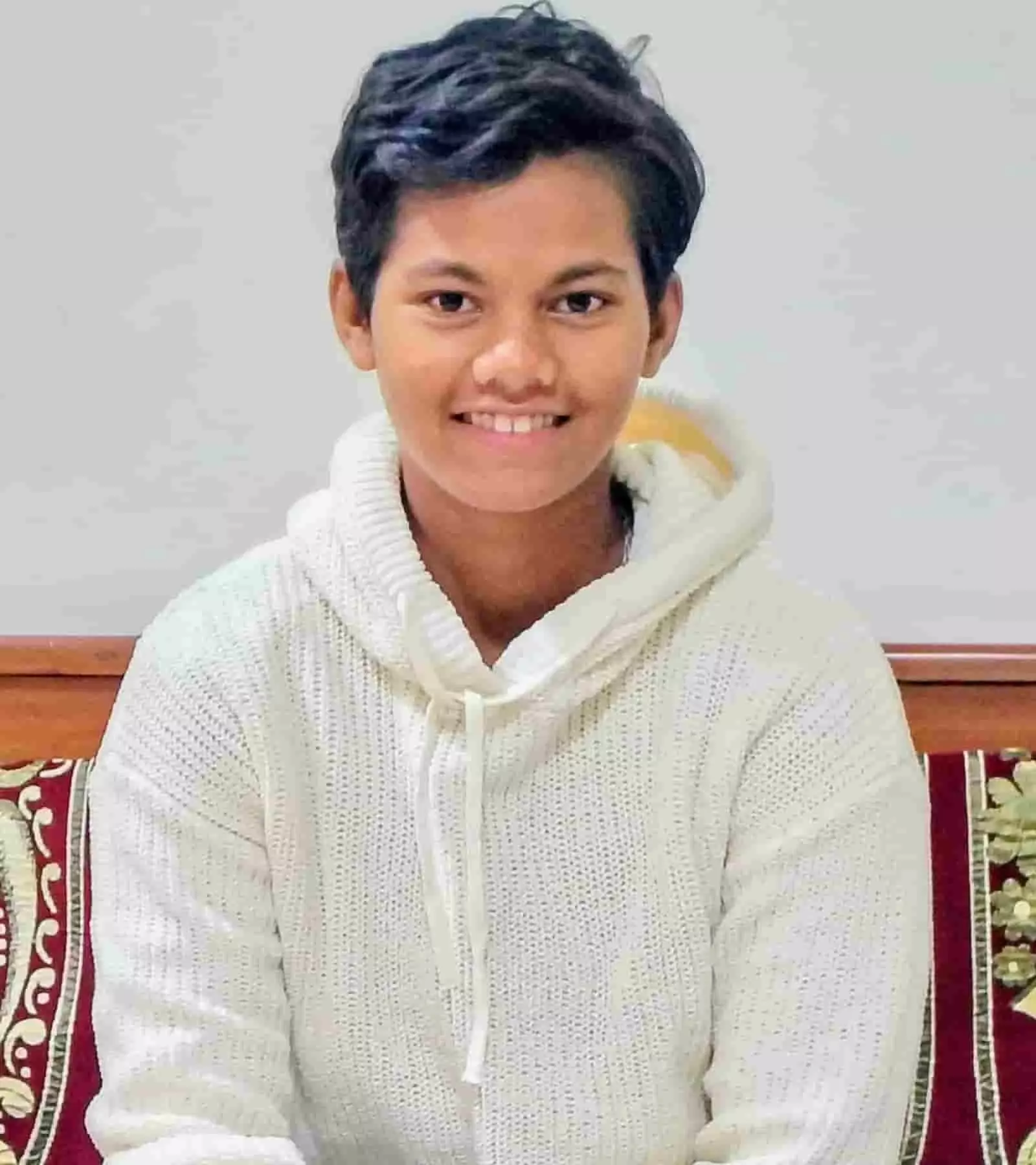 तस्वीर में दिख रही रुद्रा खाडे सफेद स्वेटर पहनकर सोफे पर बैठी हुई मुस्कुरा रही हैं। तस्वीर में दिख रही रुद्रा खाडे सफेद स्वेटर पहनकर सोफे पर बैठी हुई मुस्कुरा रही हैं।