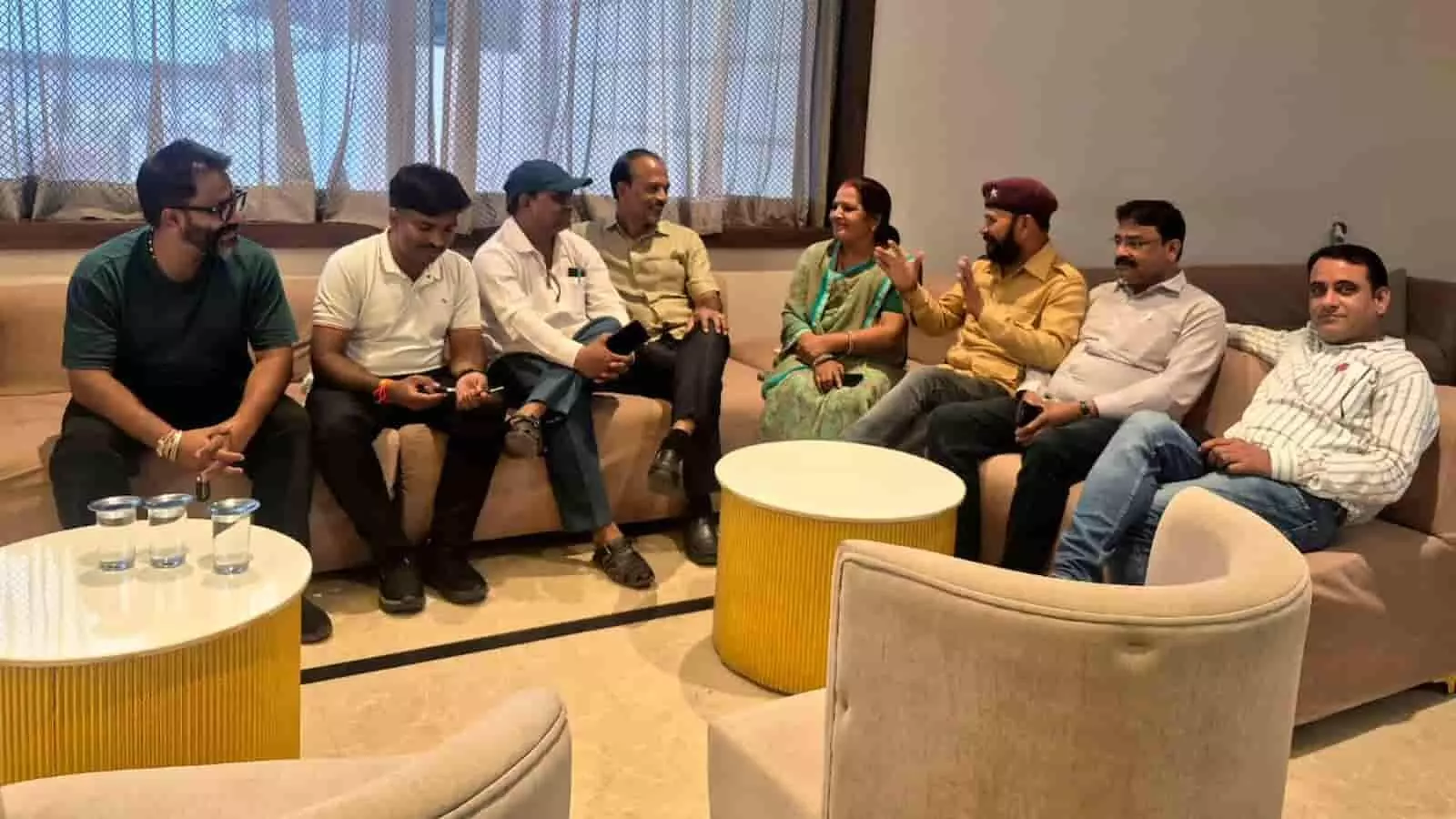 तस्वीर में बैठक के दौरान सोफे पर बैठे हुए शिक्षा सहकारी सभा के पदाधिकारी और सदस्य। तस्वीर में बैठक के दौरान सोफे पर बैठे हुए शिक्षा सहकारी सभा के पदाधिकारी और सदस्य।