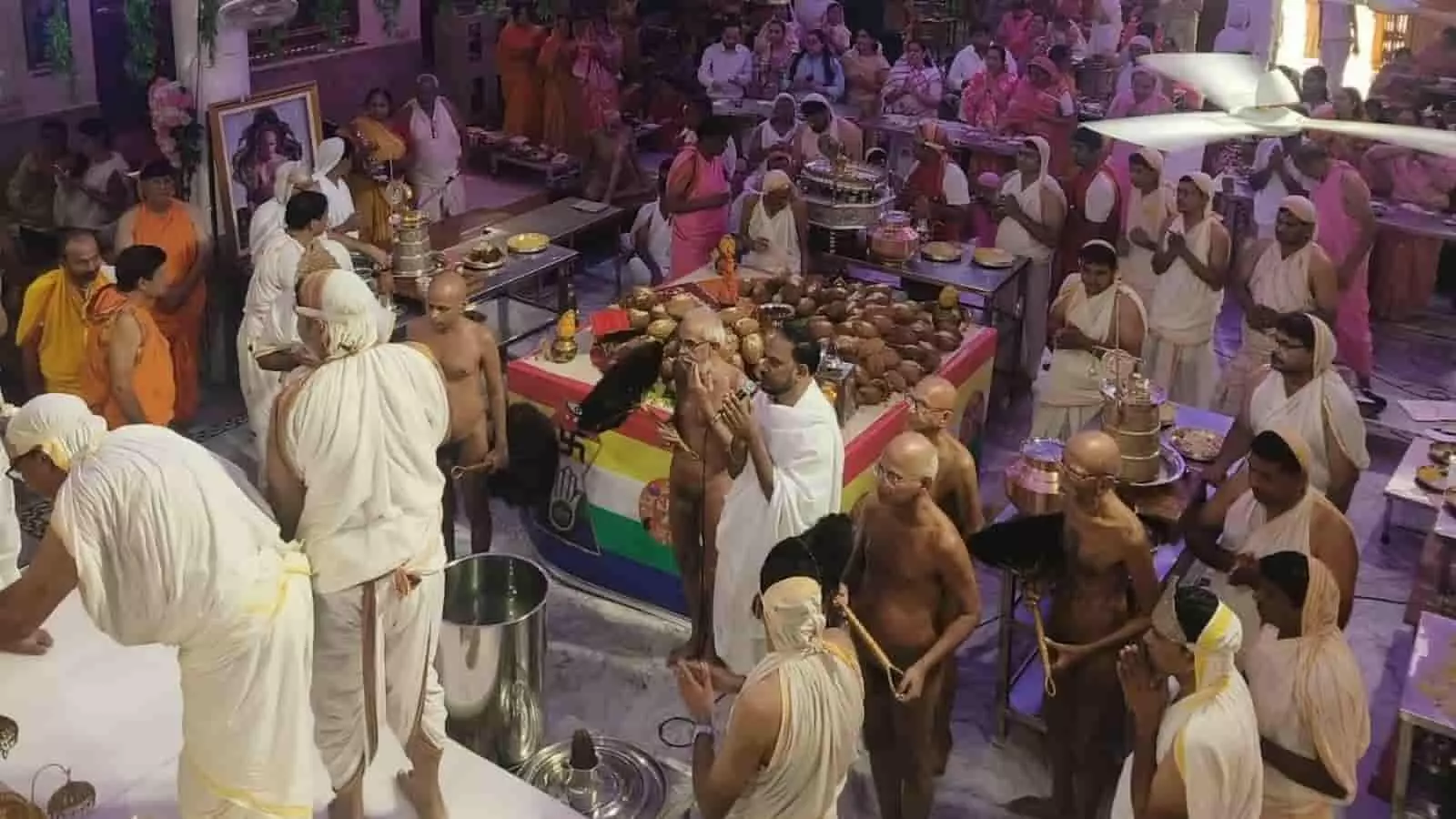 तस्वीर में पारंपरिक पहनावे में स्वागत के दौरान खड़ी छात्रा नीतू कुमावत और आसपास खड़े लोग। तस्वीर में पारंपरिक पहनावे में स्वागत के दौरान खड़ी छात्रा नीतू कुमावत और आसपास खड़े लोग।