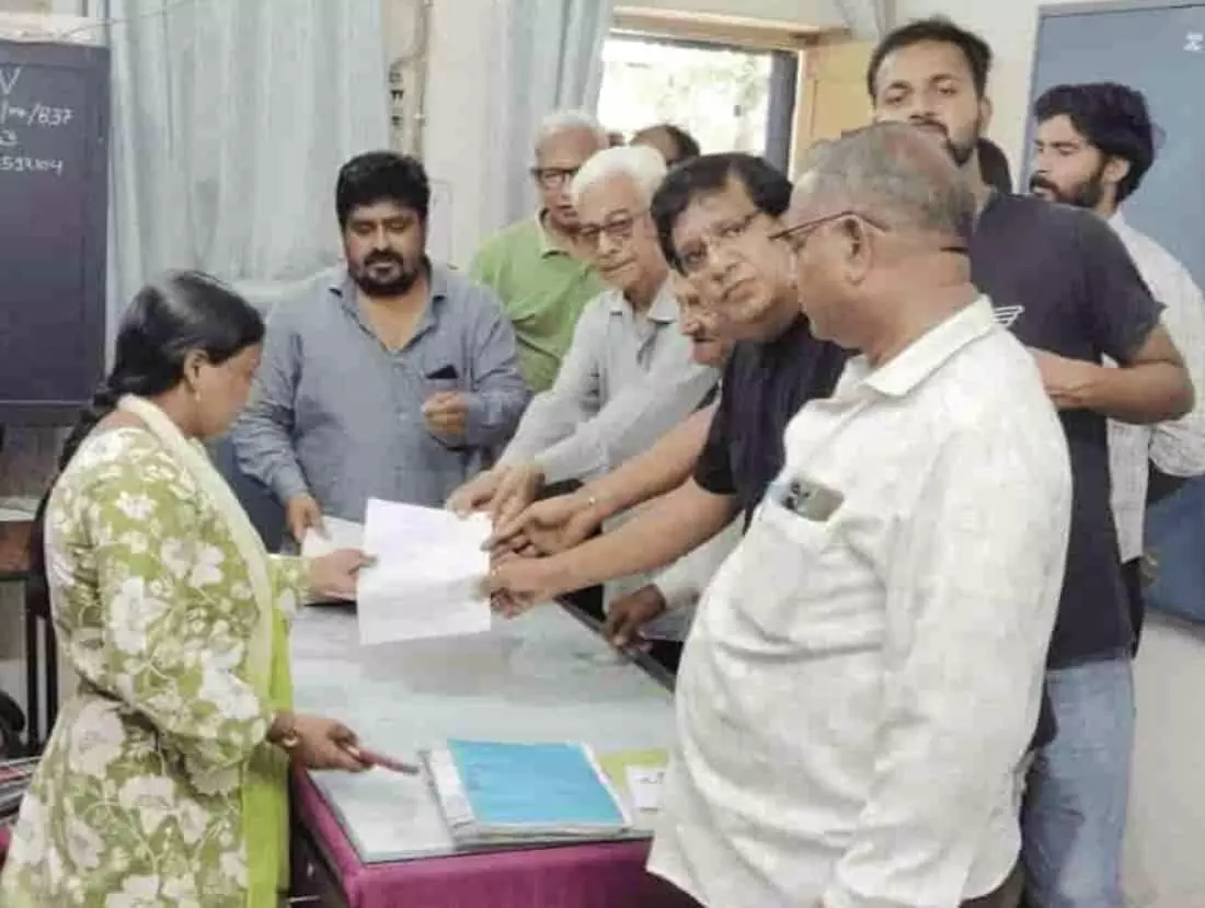 तस्वीर में कोटा के जलदाय विभाग कार्यालय में अधिकारियों को ज्ञापन सौंपते हुए प्रदर्शनकारी क्षेत्रवासी। तस्वीर में कोटा के जलदाय विभाग कार्यालय में अधिकारियों को ज्ञापन सौंपते हुए प्रदर्शनकारी क्षेत्रवासी।