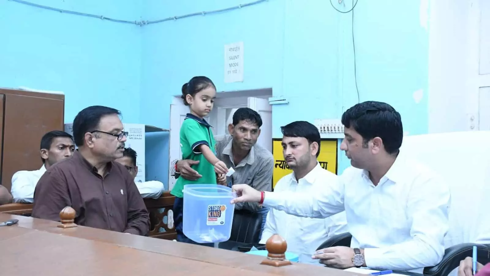 तस्वीर में पंचायत समिति कार्यालय में प्रशासनिक बैठक के दौरान मौजूद अधिकारी और अन्य लोग। तस्वीर में पंचायत समिति कार्यालय में प्रशासनिक बैठक के दौरान मौजूद अधिकारी और अन्य लोग।