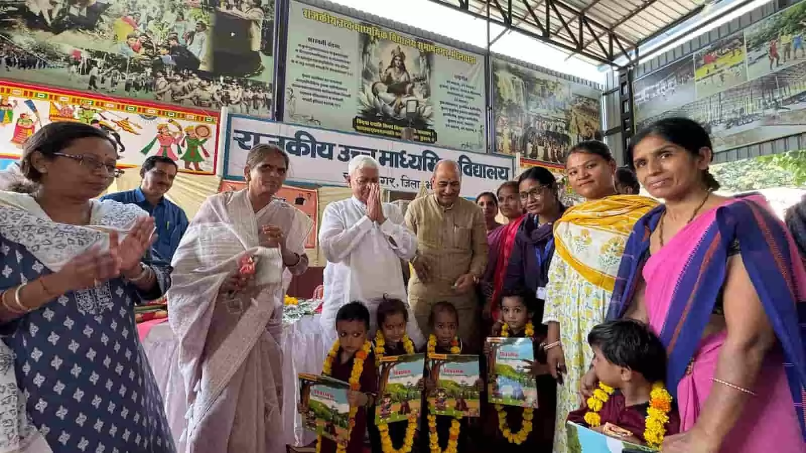 तस्वीर में राजकीय विद्यालय में आयोजित कार्यक्रम में बच्चों को माला पहनाकर और पुस्तकें देते सांसद व अन्य लोग। तस्वीर में राजकीय विद्यालय में आयोजित कार्यक्रम में बच्चों को माला पहनाकर और पुस्तकें देते सांसद व अन्य लोग।