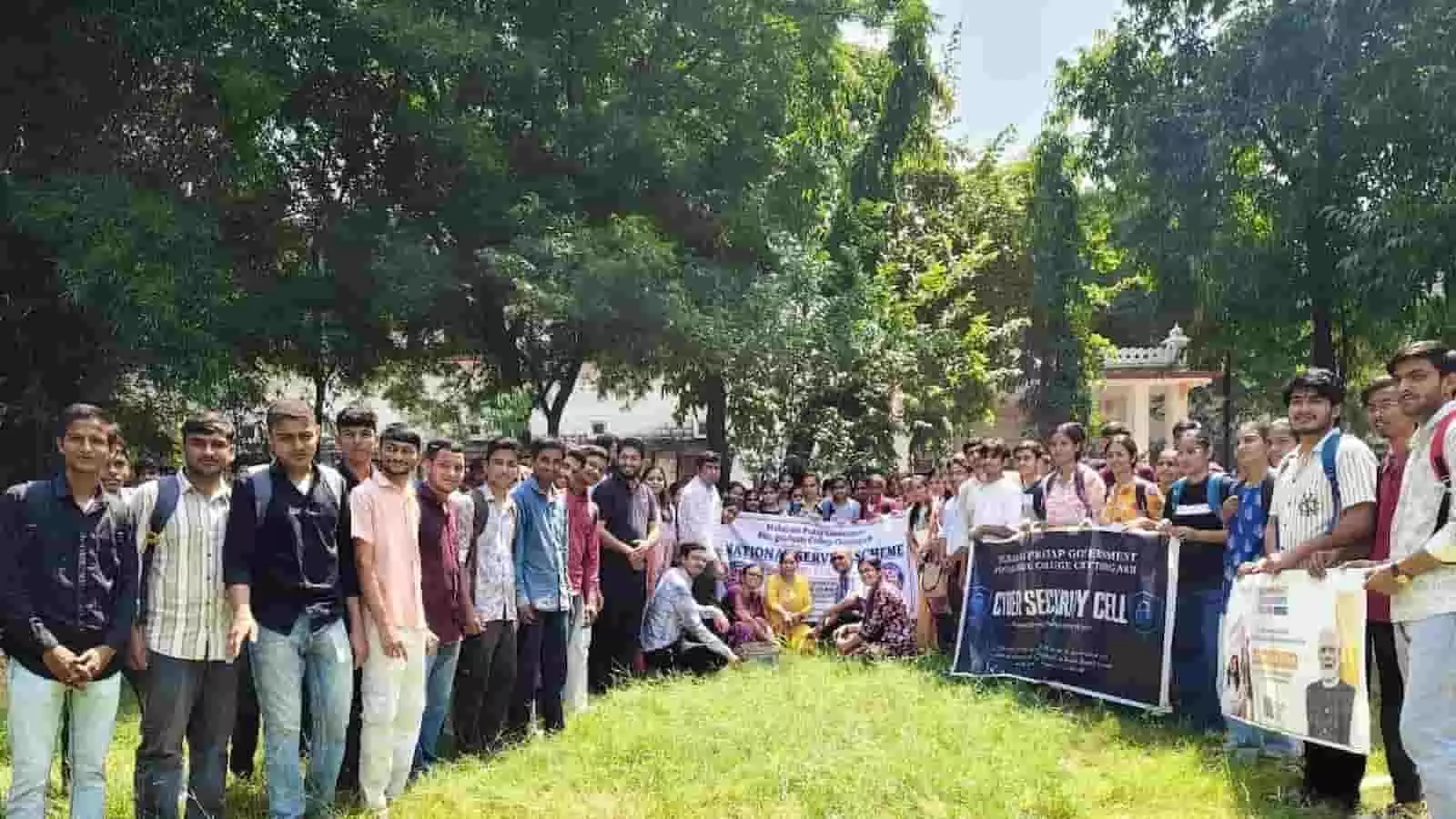 तस्वीर में दिख रही छात्राएं और छात्र कॉलेज के हरे-भरे मैदान में बैनर लिए खड़े हैं। तस्वीर में दिख रही छात्राएं और छात्र कॉलेज के हरे-भरे मैदान में बैनर लिए खड़े हैं।