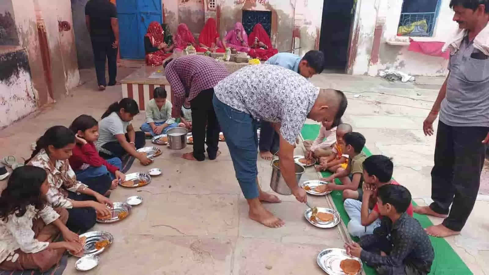 मंदिर परिसर में भंडारे के दौरान श्रद्धालुओं को भोजन परोसते हुए लोग. मंदिर परिसर में भंडारे के दौरान श्रद्धालुओं को भोजन परोसते हुए लोग.