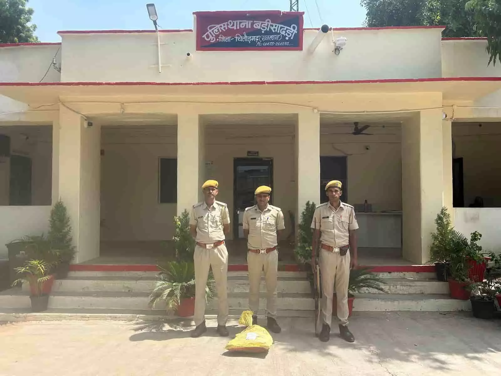 तस्वीर में बड़ी सादड़ी थाना परिसर के सामने तीन पुलिसकर्मी जब्त सामग्री के साथ खड़े हैं। तस्वीर में बड़ी सादड़ी थाना परिसर के सामने तीन पुलिसकर्मी जब्त सामग्री के साथ खड़े हैं।