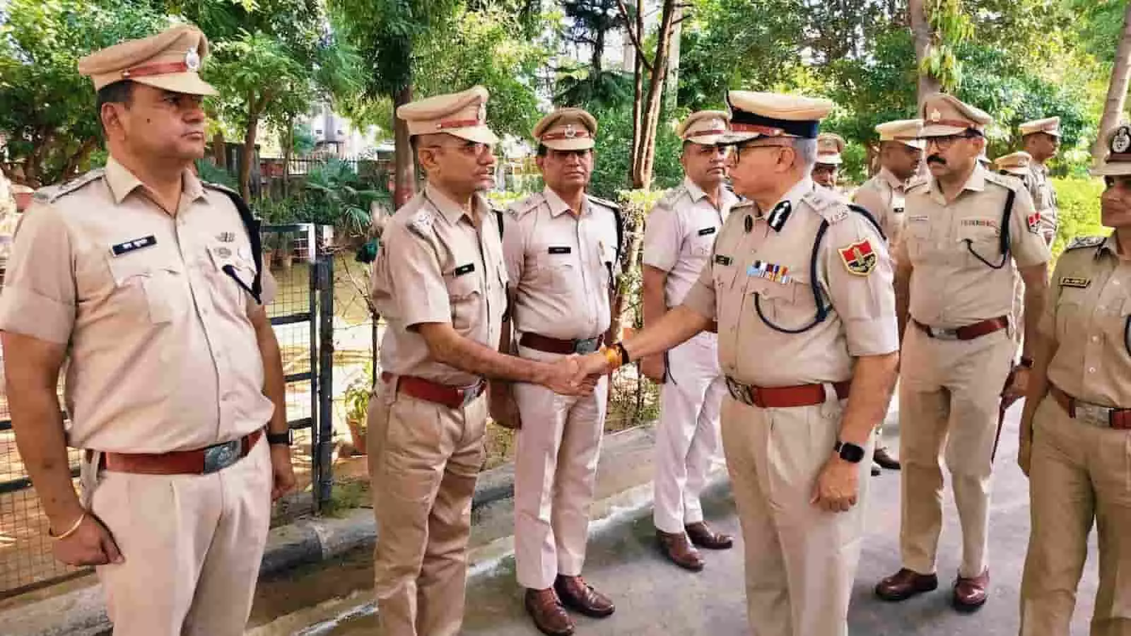तस्वीर में राजस्थान पुलिस के वरिष्ठ अधिकारी खाकी वर्दी में एक-दूसरे का अभिवादन करते हुए खड़े हैं। तस्वीर में राजस्थान पुलिस के वरिष्ठ अधिकारी खाकी वर्दी में एक-दूसरे का अभिवादन करते हुए खड़े हैं।