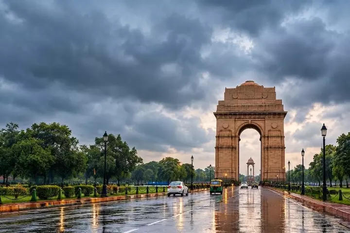 दिल्ली के इंडिया गेट के पास आसमान में छाए बादलों और नम मौसम के बीच सड़क पर चलते वाहन। दिल्ली के इंडिया गेट के पास आसमान में छाए बादलों और नम मौसम के बीच सड़क पर चलते वाहन।