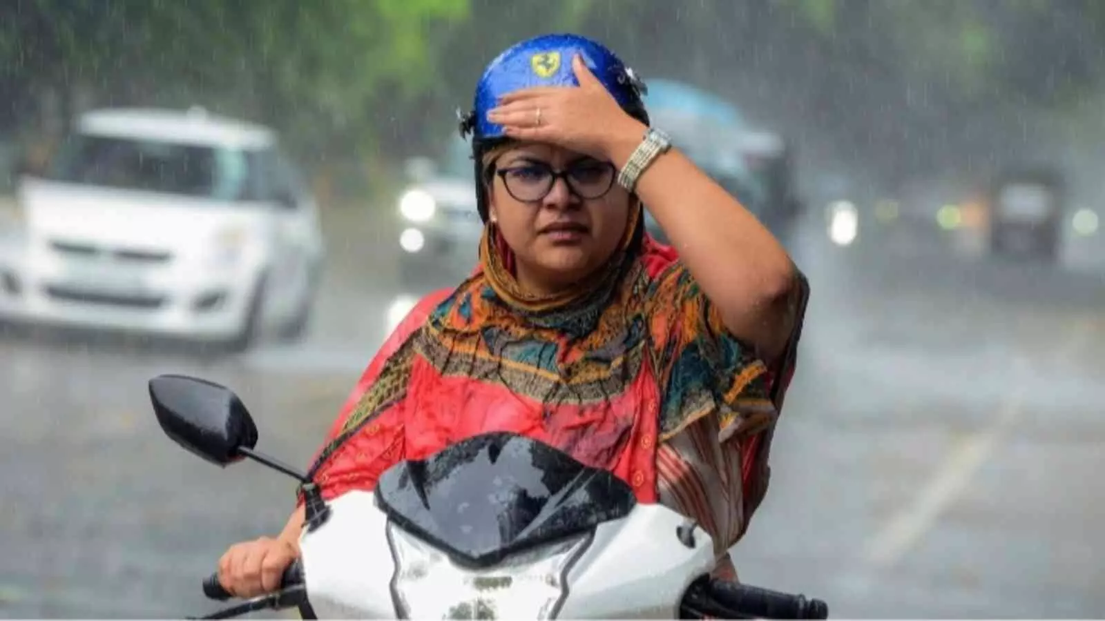 बारिश के बीच स्कूटी पर बैठी महिला गहरे अवदाब के कारण आंध्र प्रदेश में खराब मौसम का सामना कर रही है। बारिश के बीच स्कूटी पर बैठी महिला गहरे अवदाब के कारण आंध्र प्रदेश में खराब मौसम का सामना कर रही है।