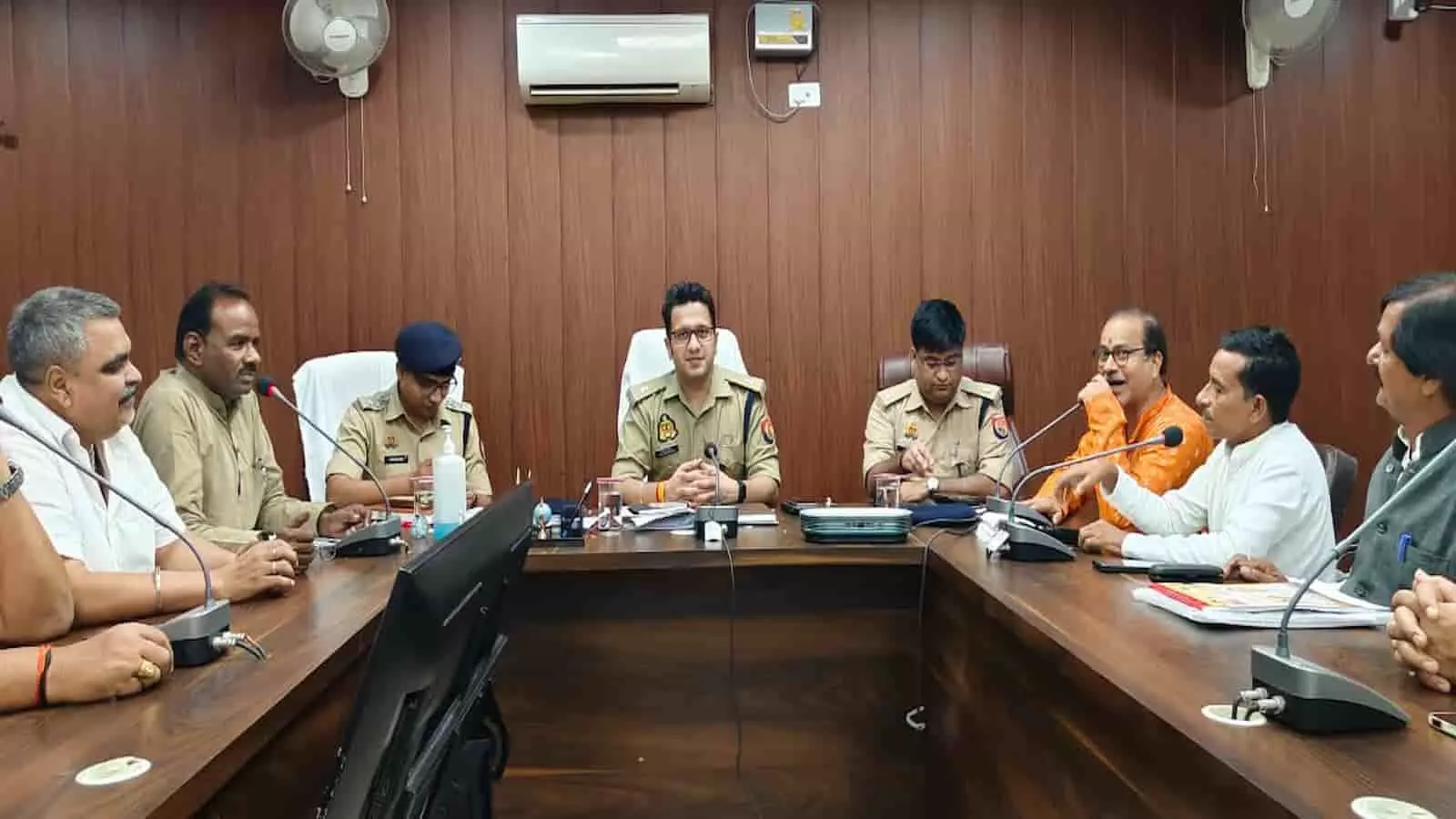 तस्वीर में पुलिस अधिकारी और स्थानीय व्यापारी पुलिस लाइन सभागार में बैठक में बैठे हुए हैं। तस्वीर में पुलिस अधिकारी और स्थानीय व्यापारी पुलिस लाइन सभागार में बैठक में बैठे हुए हैं।