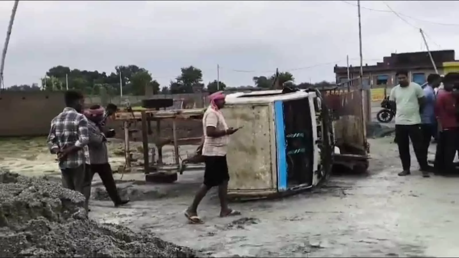 तस्वीर में सड़क किनारे पलटे हुए मैजिक वाहन के पास कुछ लोग खड़े हुए नजर आ रहे हैं। तस्वीर में सड़क किनारे पलटे हुए मैजिक वाहन के पास कुछ लोग खड़े हुए नजर आ रहे हैं।