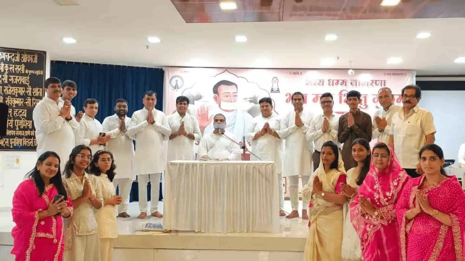 तस्वीर में मंच पर संत के सामने खड़े होकर सम्मान प्राप्त कर रहे गायक कलाकार और लोग नजर आ रहे हैं。 तस्वीर में मंच पर संत के सामने खड़े होकर सम्मान प्राप्त कर रहे गायक कलाकार और लोग नजर आ रहे हैं。