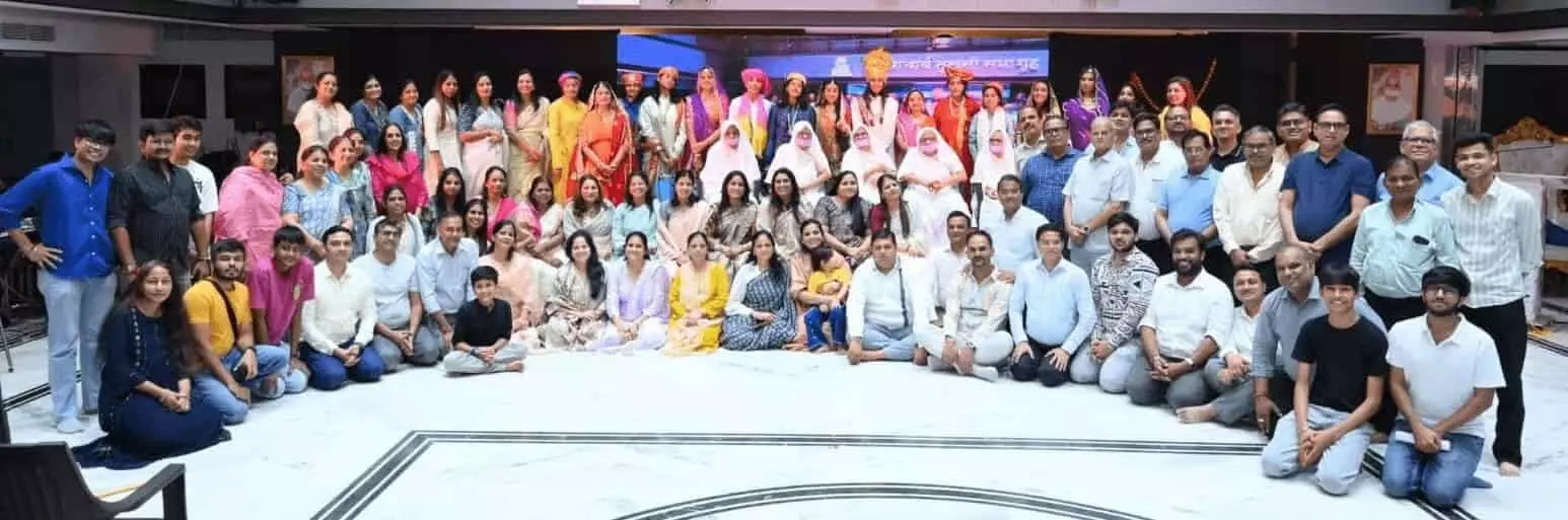 तस्वीर में महाप्रज्ञ पब्लिक स्कूल में महासती सुभद्रा नाट्य प्रस्तुति के अवसर पर समूह में खड़े कलाकार और दर्शक दिखाई दे रहे हैं। तस्वीर में महाप्रज्ञ पब्लिक स्कूल में महासती सुभद्रा नाट्य प्रस्तुति के अवसर पर समूह में खड़े कलाकार और दर्शक दिखाई दे रहे हैं।