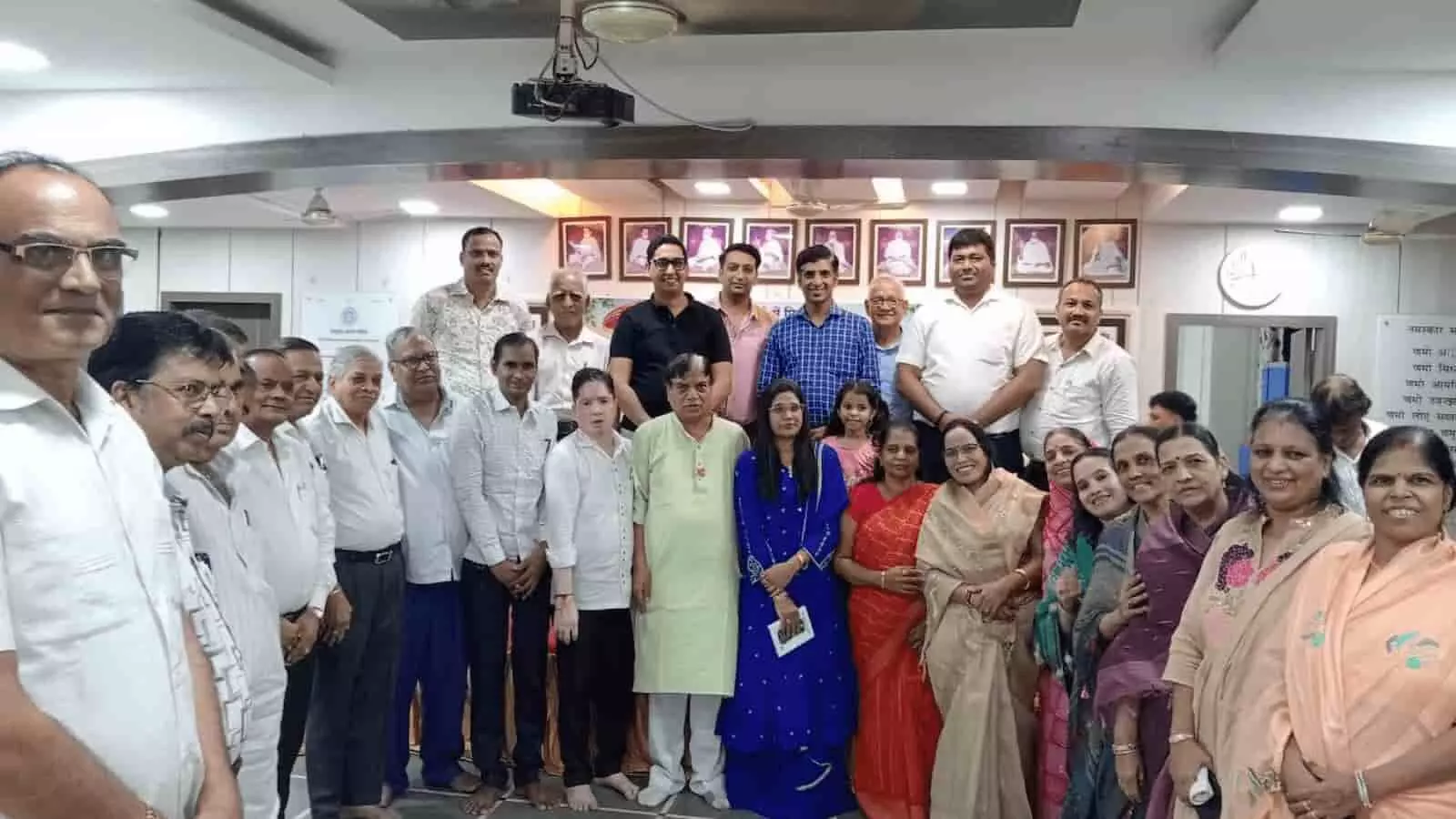 तस्वीर में डोंबिवली के तेरापंथ भवन में आयोजित भिक्षु चरमोत्सव कार्यक्रम के दौरान समूह में खड़े लोग दिखाई दे रहे हैं। तस्वीर में डोंबिवली के तेरापंथ भवन में आयोजित भिक्षु चरमोत्सव कार्यक्रम के दौरान समूह में खड़े लोग दिखाई दे रहे हैं।