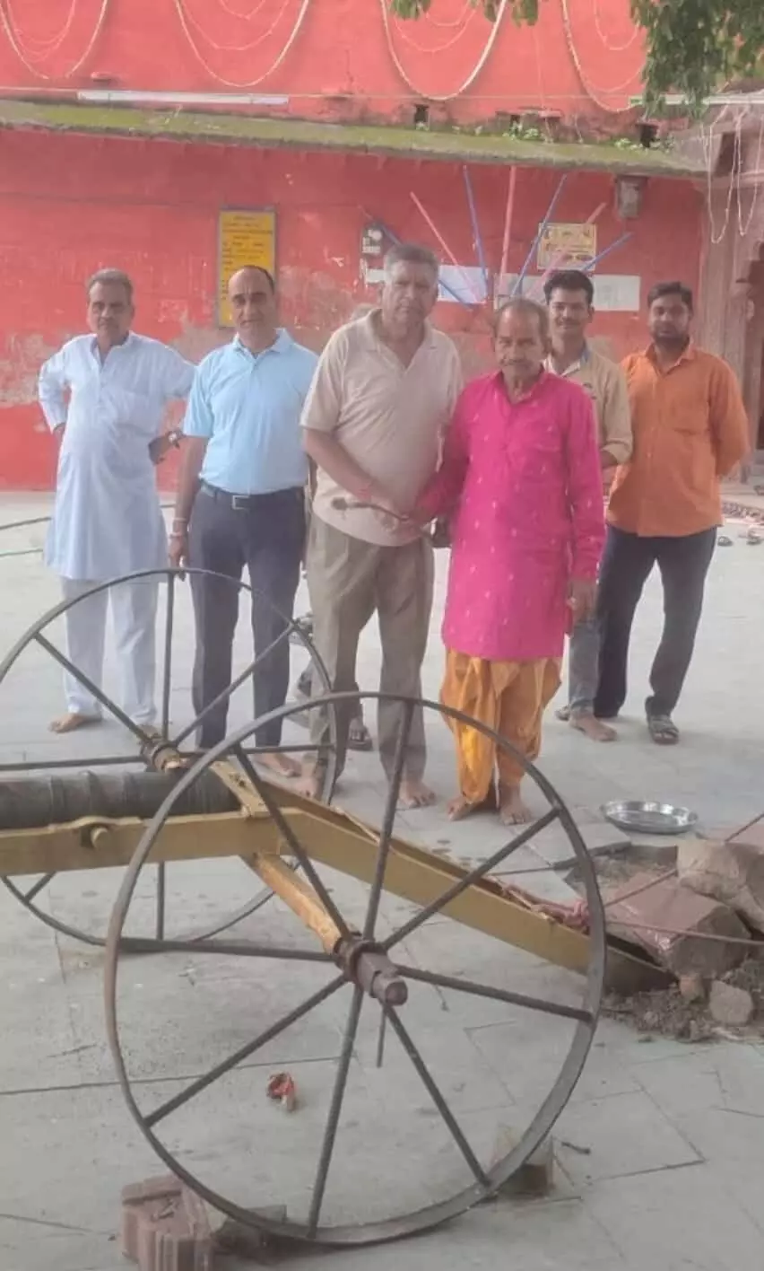 तस्वीर में अनंत चतुर्दशी के अवसर पर मंदिर परिसर में पारंपरिक तोप के पास खड़े लोग दिखाई दे रहे हैं। तस्वीर में अनंत चतुर्दशी के अवसर पर मंदिर परिसर में पारंपरिक तोप के पास खड़े लोग दिखाई दे रहे हैं।