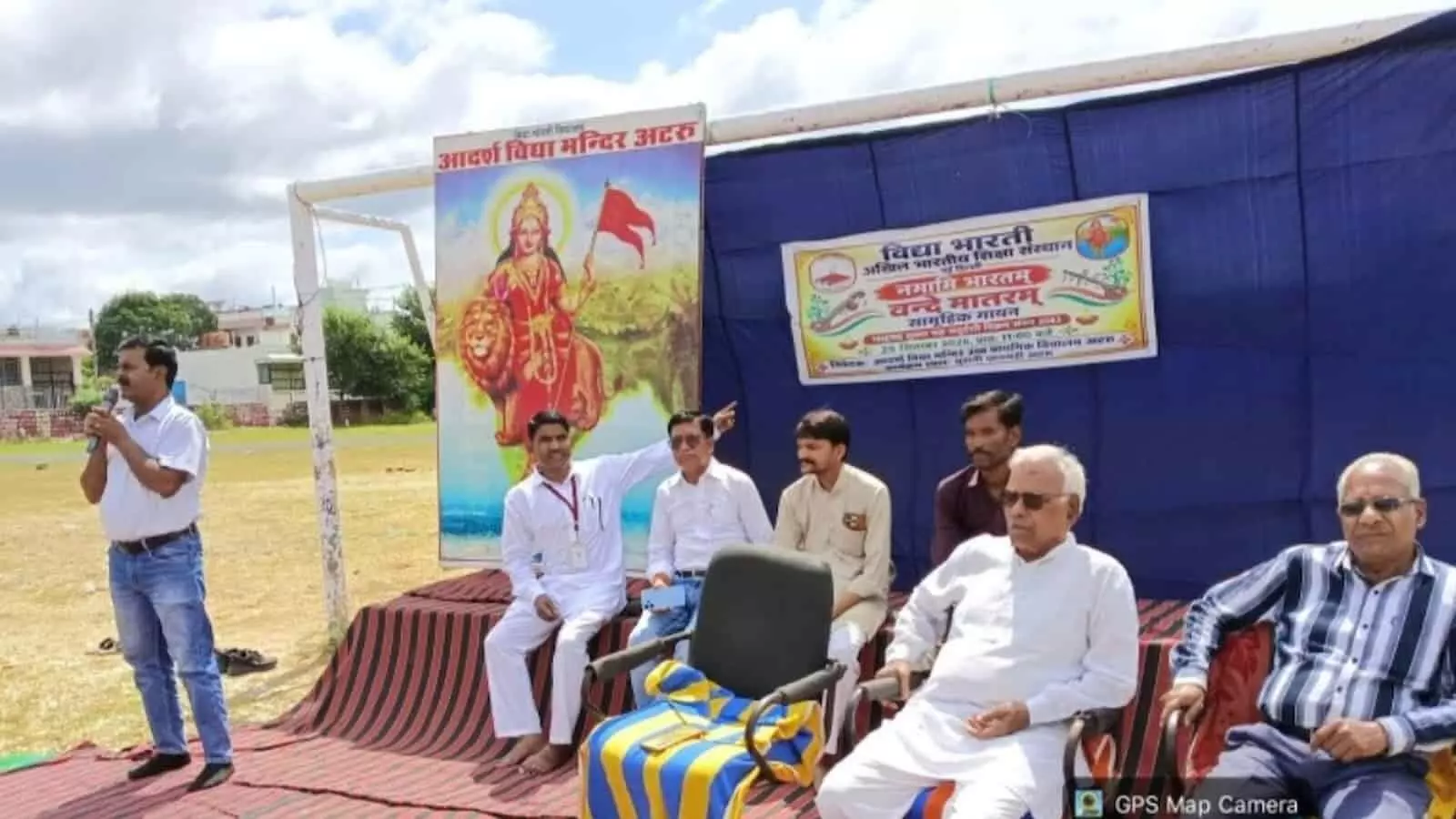 तस्वीर में निर्देशक सुकुमार चश्मा पहने हुए और दाढ़ी-मूछों के लुक में दिखाई दे रहे हैं। तस्वीर में निर्देशक सुकुमार चश्मा पहने हुए और दाढ़ी-मूछों के लुक में दिखाई दे रहे हैं।