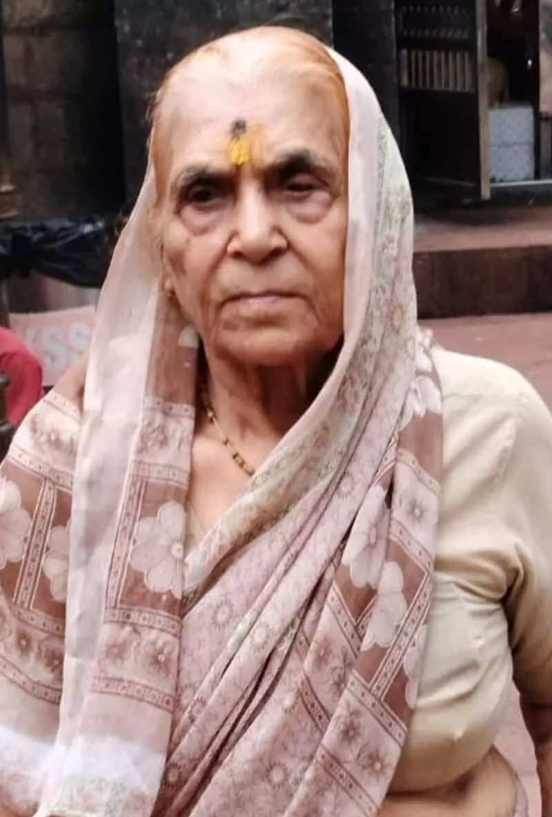तस्वीर में माथे पर तिलक और सफेद साड़ी में नजर आ रही महिला श्रीमती सरोज देवी कुमरा दिखाई दे रही हैं। तस्वीर में माथे पर तिलक और सफेद साड़ी में नजर आ रही महिला श्रीमती सरोज देवी कुमरा दिखाई दे रही हैं।