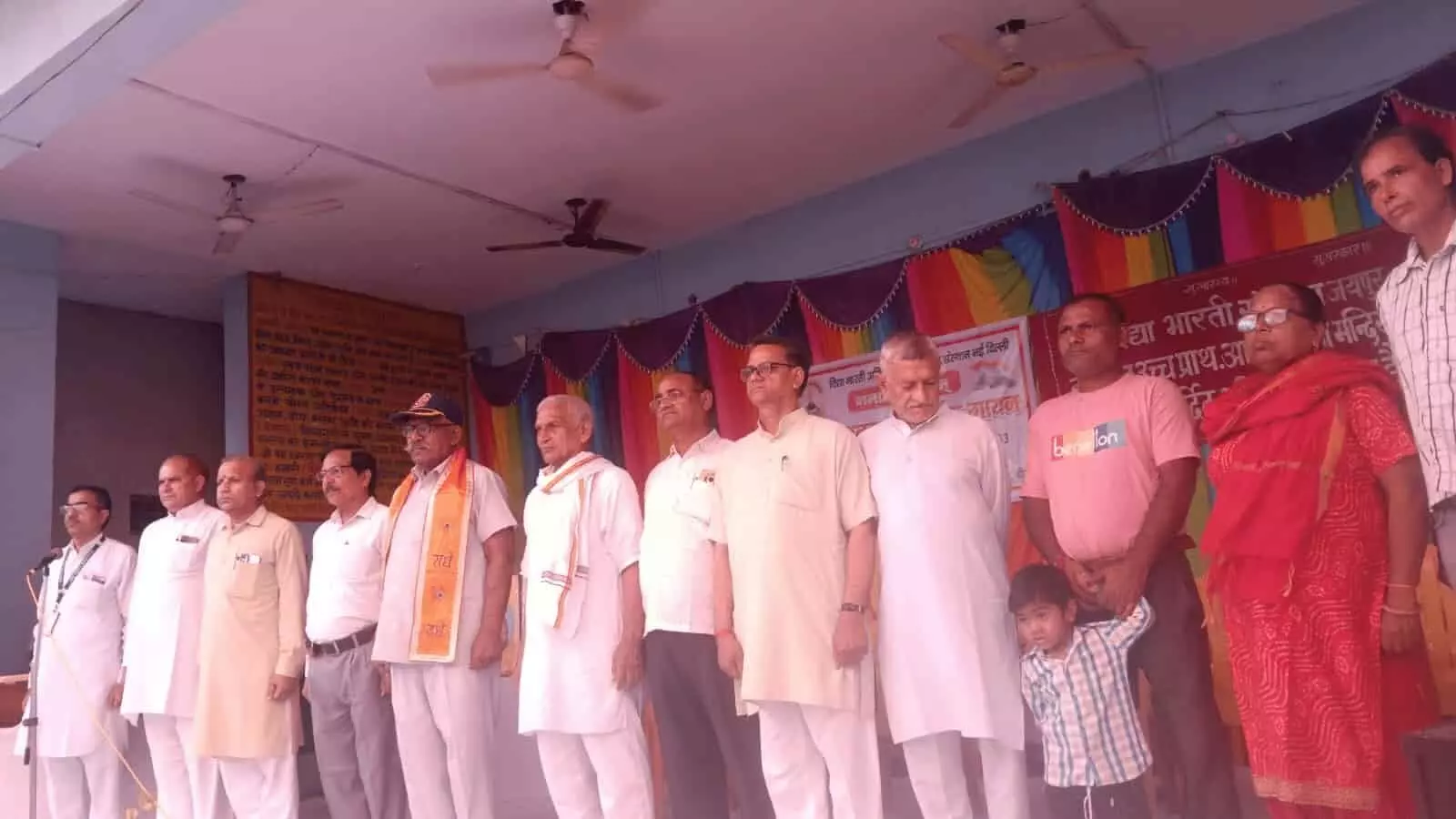 तस्वीर में स्कूल की पोशाक पहने हुए विद्यार्थियों का समूह पंक्तिबद्ध होकर खड़े हुए दिखाई दे रहा है। तस्वीर में स्कूल की पोशाक पहने हुए विद्यार्थियों का समूह पंक्तिबद्ध होकर खड़े हुए दिखाई दे रहा है।