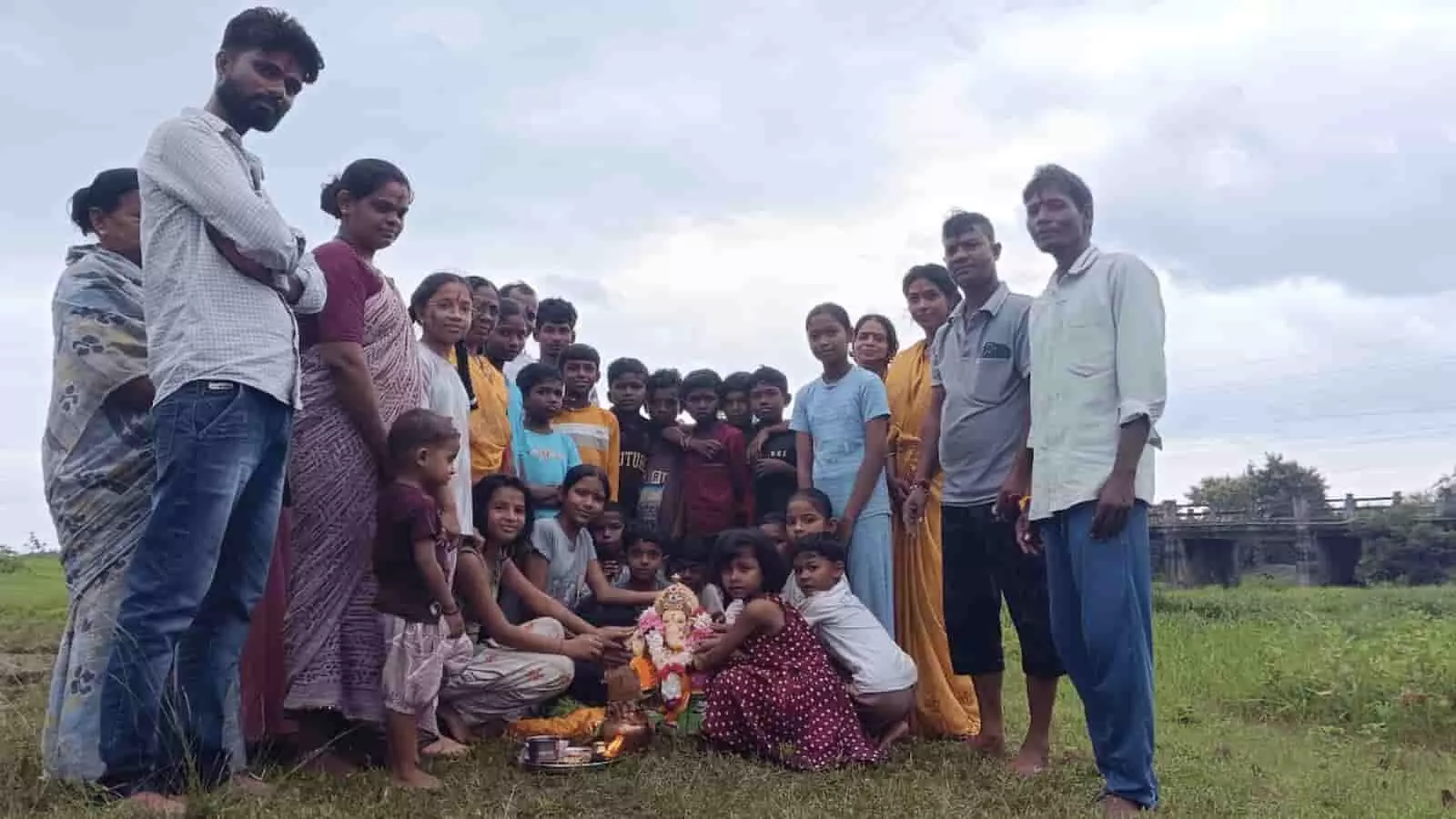 तस्वीर में नदी या तालाब के पास जमीन पर रखी गणपति बप्पा की प्रतिमा के चारों ओर खड़े होकर विसर्जन में शामिल लोग दिखाई दे रहे हैं। तस्वीर में नदी या तालाब के पास जमीन पर रखी गणपति बप्पा की प्रतिमा के चारों ओर खड़े होकर विसर्जन में शामिल लोग दिखाई दे रहे हैं।