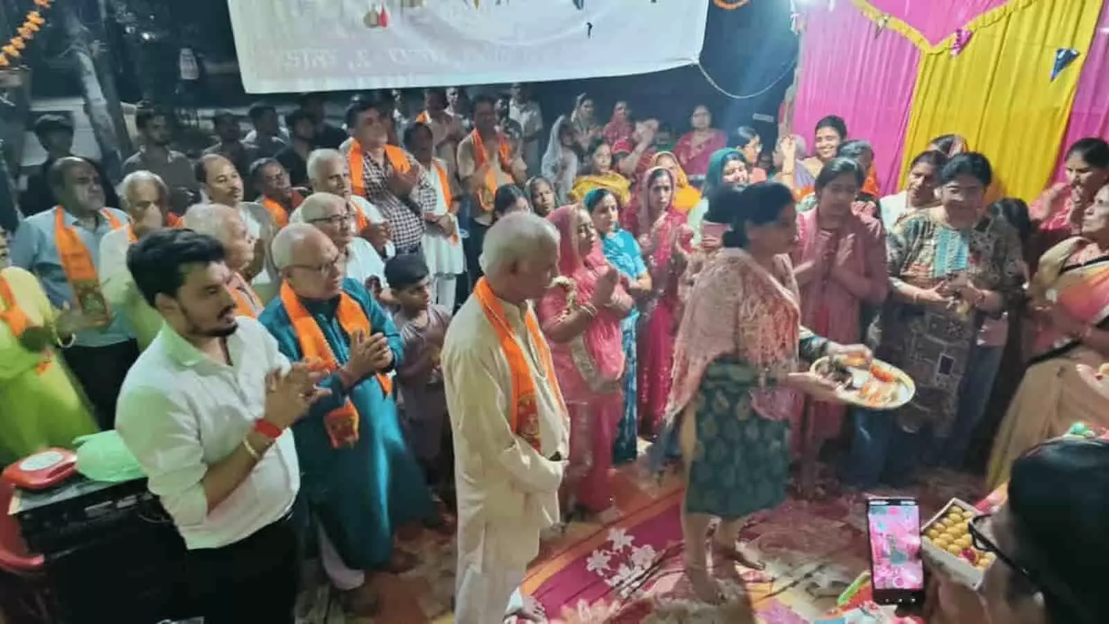 तस्वीर में महिलाएं और पुरुष हाथ जोड़कर भगवान की आरती करते हुए और पूजा की थाली पकड़े नजर आ रहे हैं। तस्वीर में महिलाएं और पुरुष हाथ जोड़कर भगवान की आरती करते हुए और पूजा की थाली पकड़े नजर आ रहे हैं।