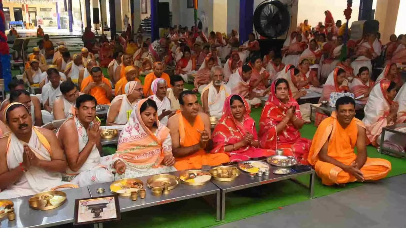 नसियां जी दादाबाड़ी में दशलक्षण महापर्व पर थाली और पूजन सामग्री के साथ बैठे श्रद्धालु। नसियां जी दादाबाड़ी में दशलक्षण महापर्व पर थाली और पूजन सामग्री के साथ बैठे श्रद्धालु।