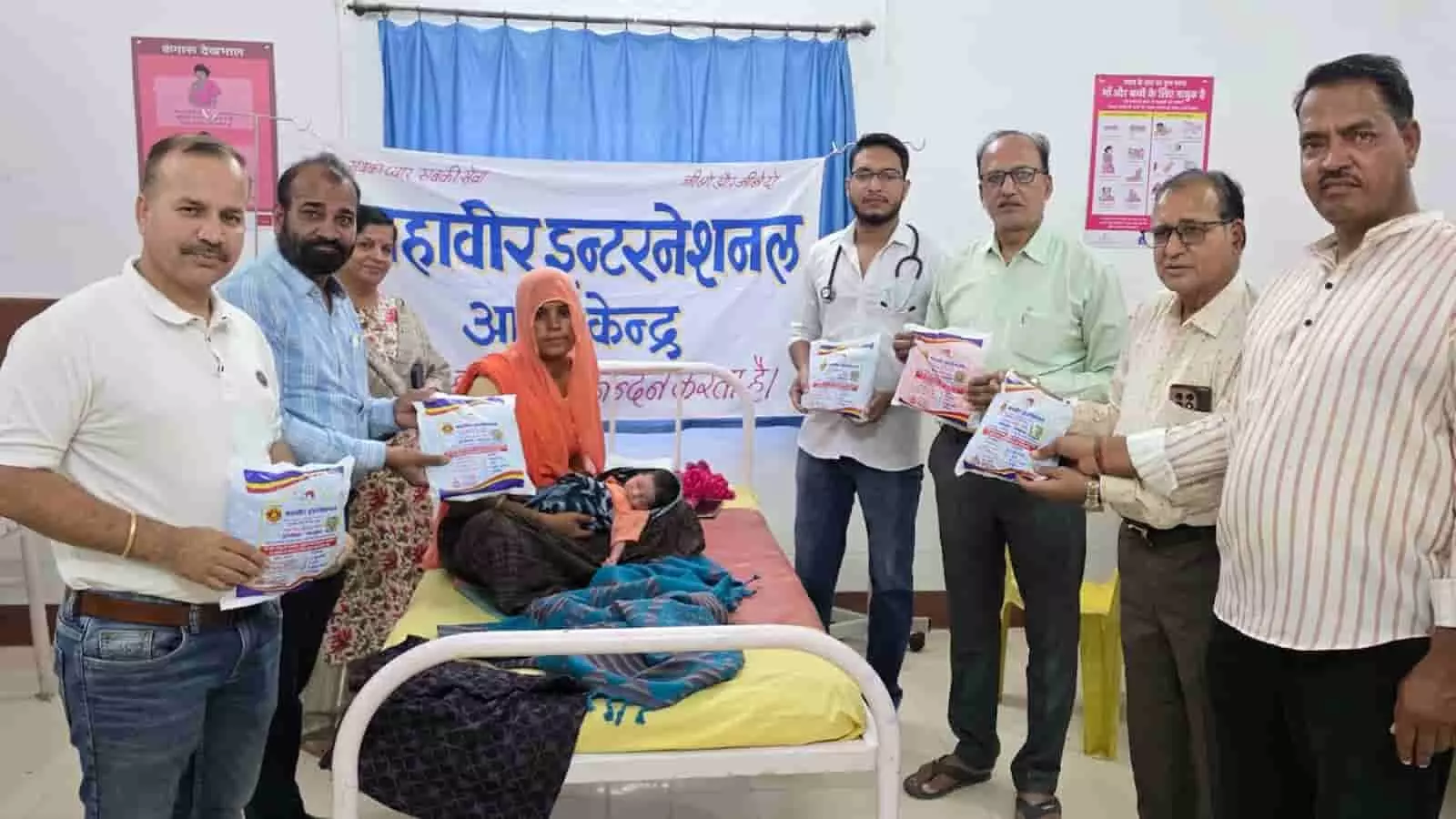 तस्वीर में अस्पताल के बिस्तर के पास खड़े संस्था के पदाधिकारी और महिला को नवजात के साथ बेबी किट देते हुए दिखाया गया है। तस्वीर में अस्पताल के बिस्तर के पास खड़े संस्था के पदाधिकारी और महिला को नवजात के साथ बेबी किट देते हुए दिखाया गया है।