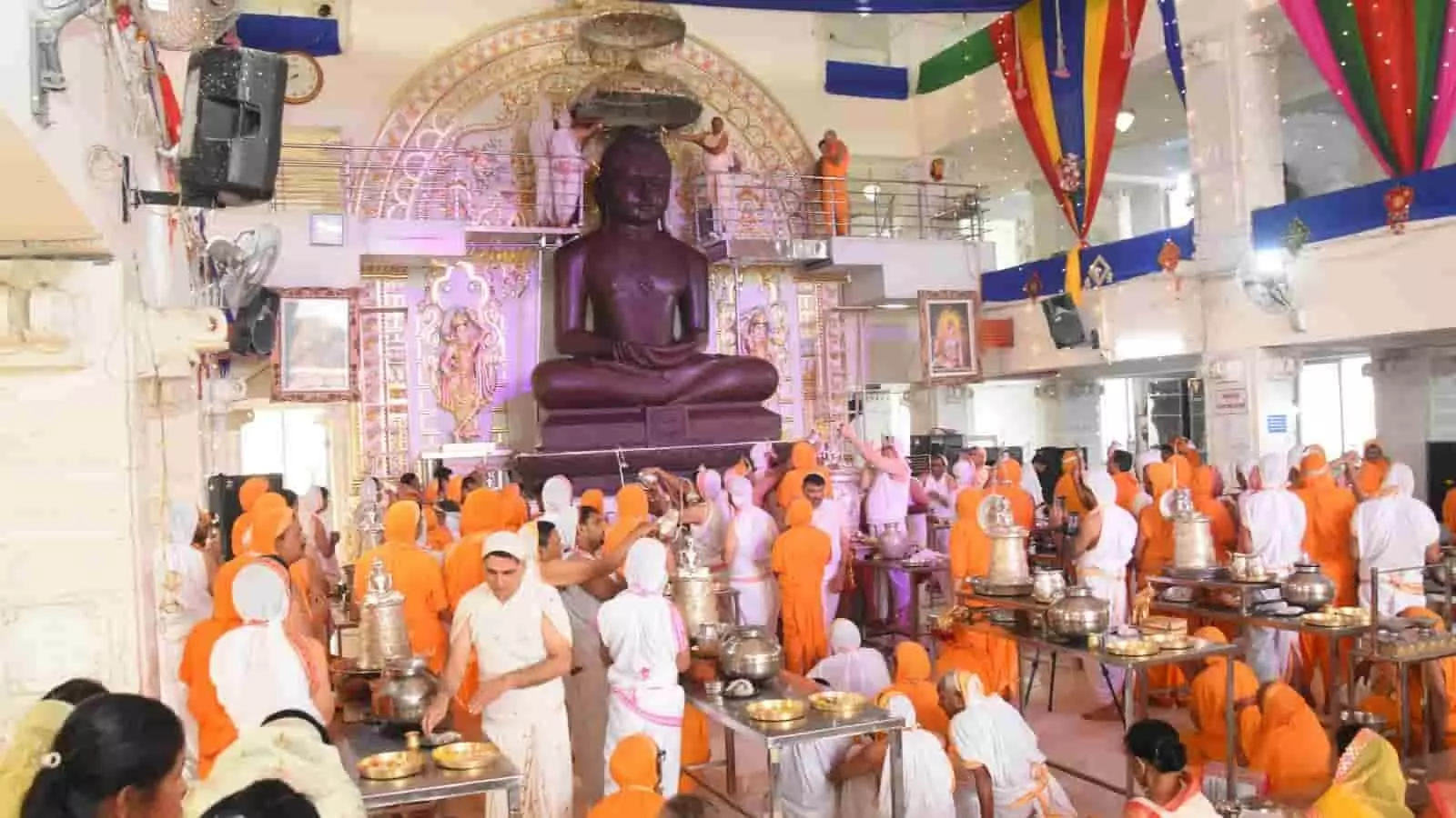 दादाबाड़ी नसियां जी जैन मंदिर में भगवान महावीर की प्रतिमा का अभिषेक और पूजन करते श्रद्धालु। दादाबाड़ी नसियां जी जैन मंदिर में भगवान महावीर की प्रतिमा का अभिषेक और पूजन करते श्रद्धालु।