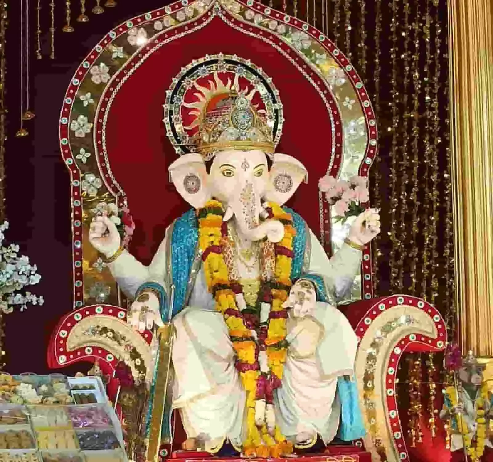 तस्वीर में भव्य रूप से सजे पांडाल में भगवान श्री गणेश की प्रतिमा विराजमान नजर आ रही है। तस्वीर में भव्य रूप से सजे पांडाल में भगवान श्री गणेश की प्रतिमा विराजमान नजर आ रही है।