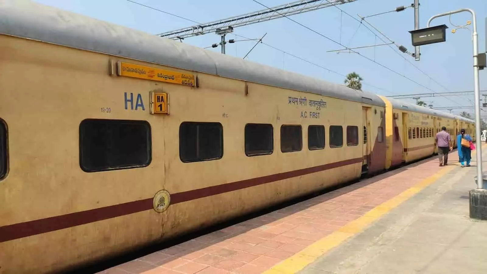 प्लेटफार्म पर खड़ी ट्रेन और यात्री प्लेटफार्म पर खड़ी ट्रेन और यात्री