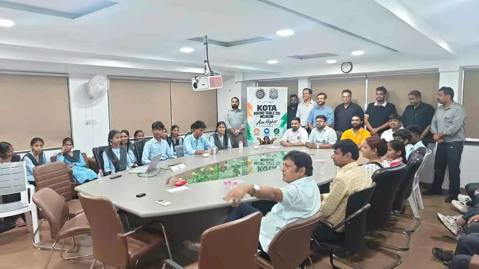 सम्मेलन कक्ष में बैठक के दौरान अधिकारियों और छात्रों के साथ संवाद करते नजर आ रहे लोग। सम्मेलन कक्ष में बैठक के दौरान अधिकारियों और छात्रों के साथ संवाद करते नजर आ रहे लोग।